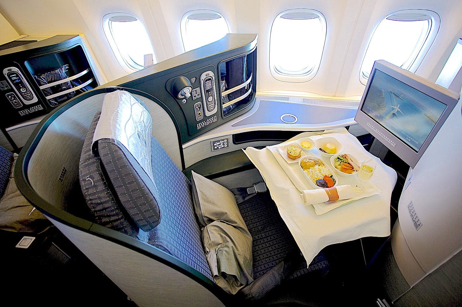 2048px-BR852_-_EVA_AIR_-_Royal_Laurel_Class_(11203031204)