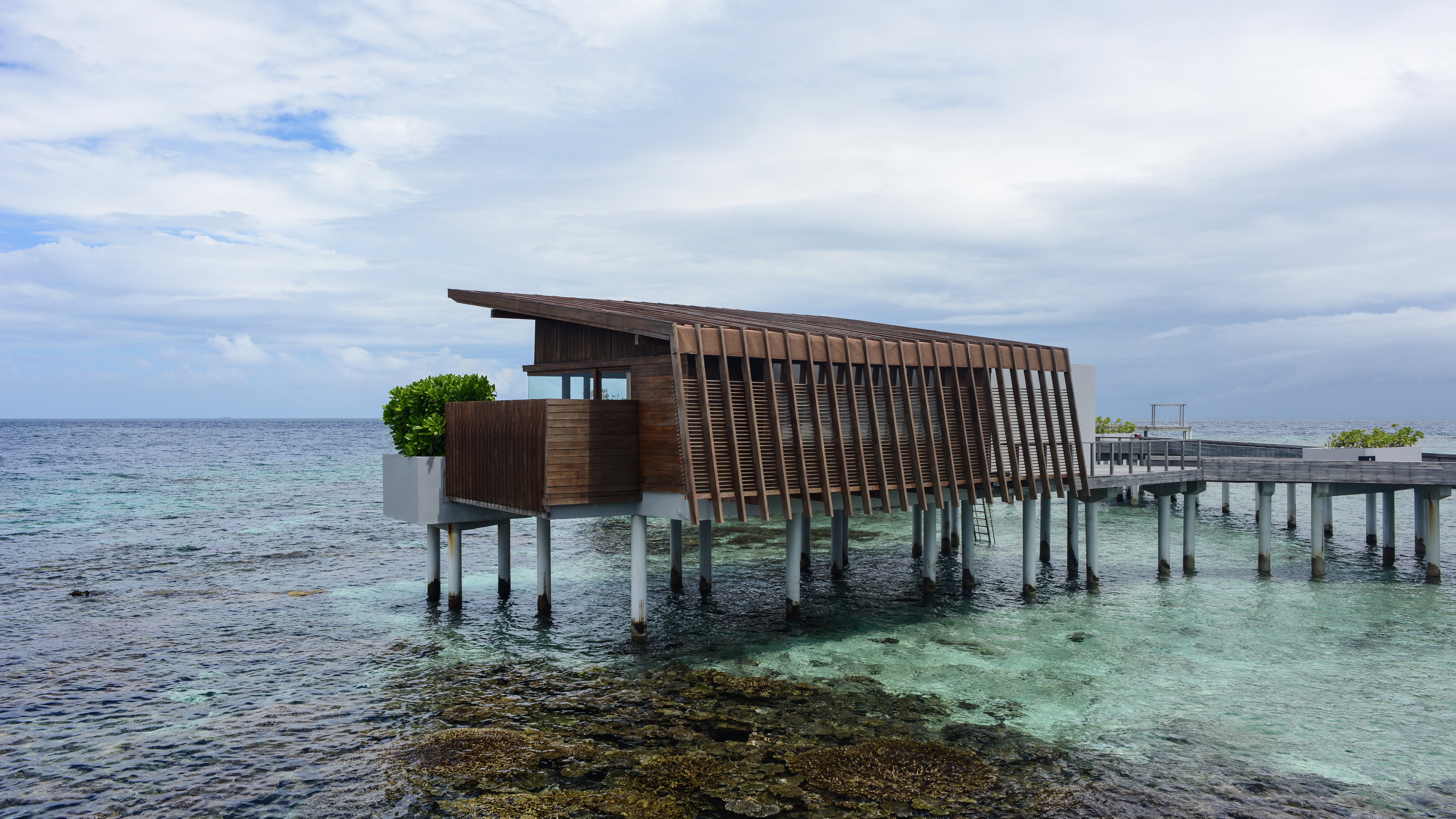 park-hyatt-overwater-villa-rear