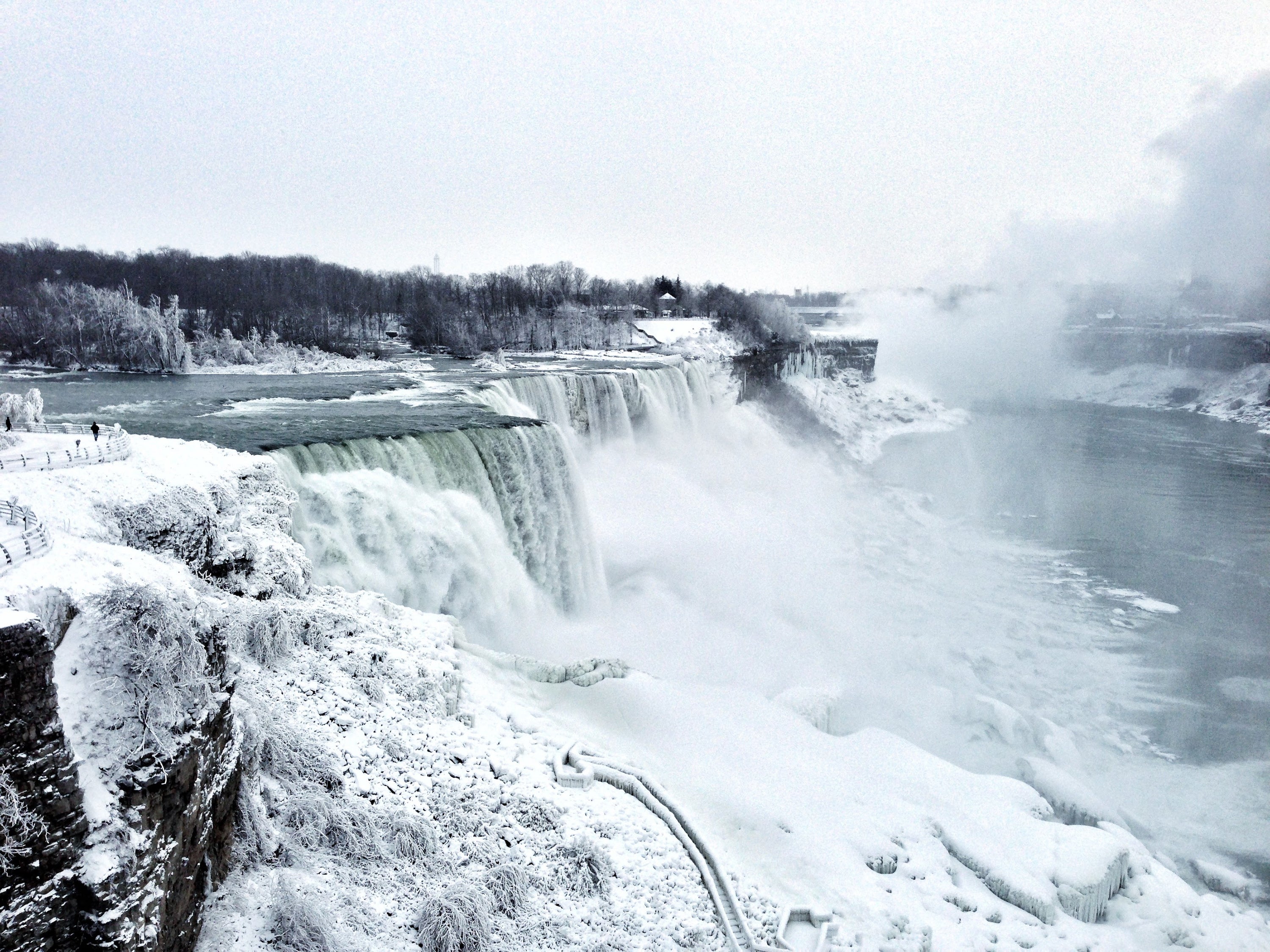 partially-frozen-niagara-falls-2013_4