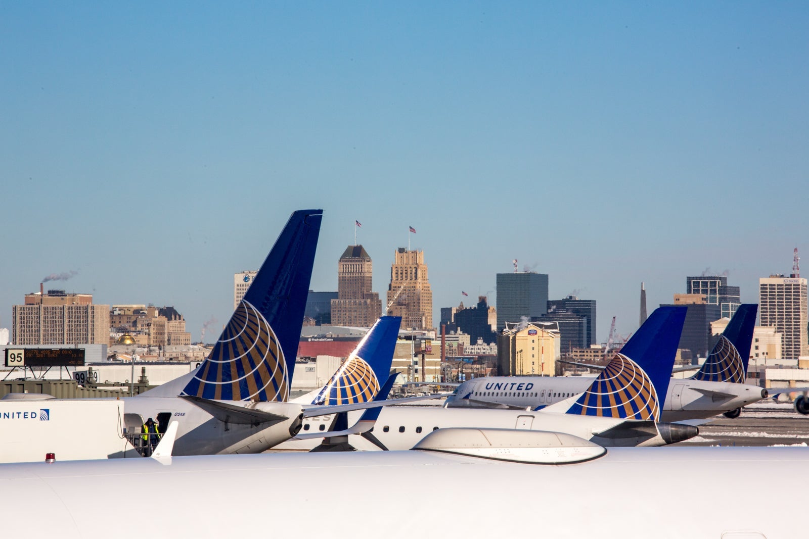 united airlines_jason-leung-507832-unsplash