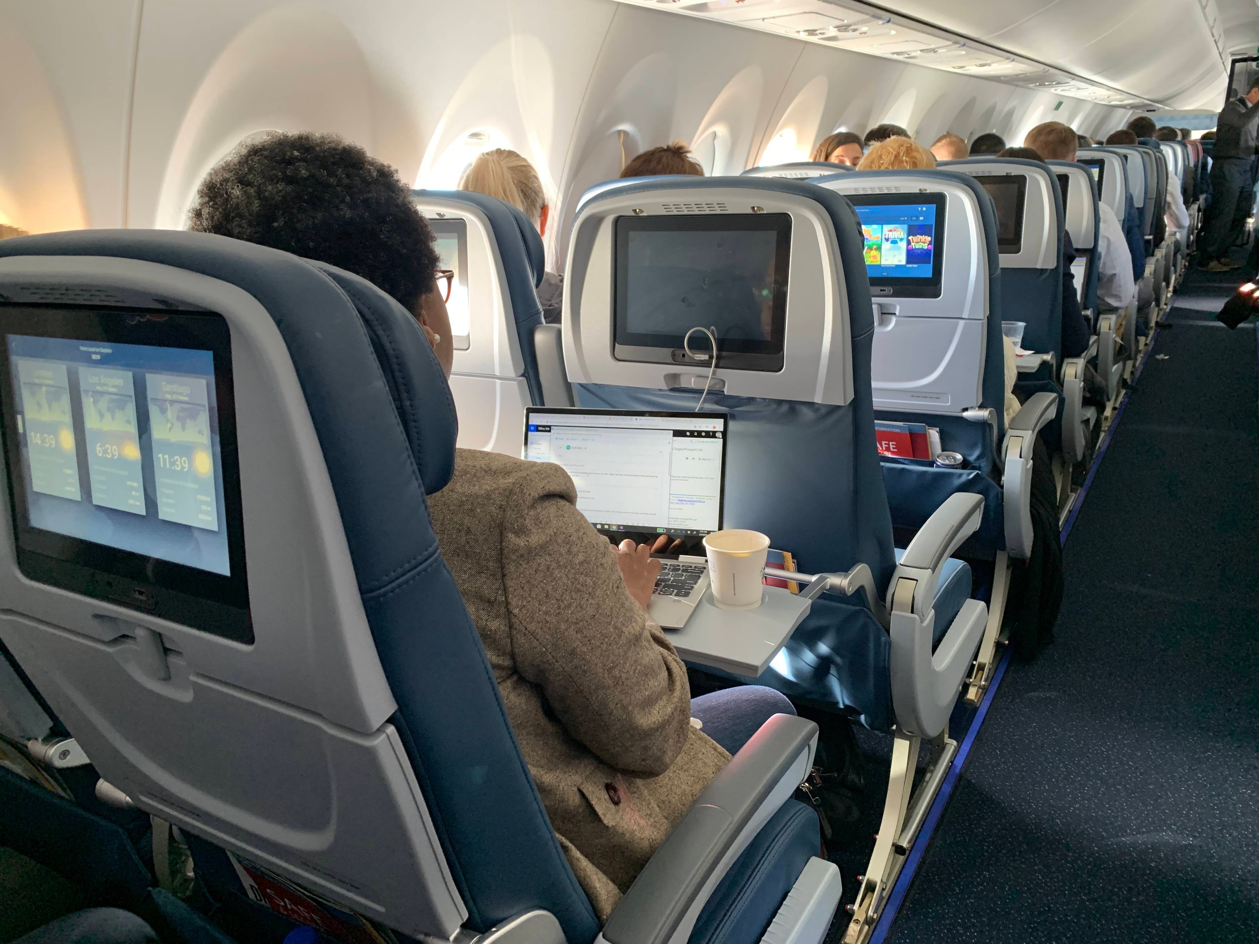 delta a220 business travel laptop tray table