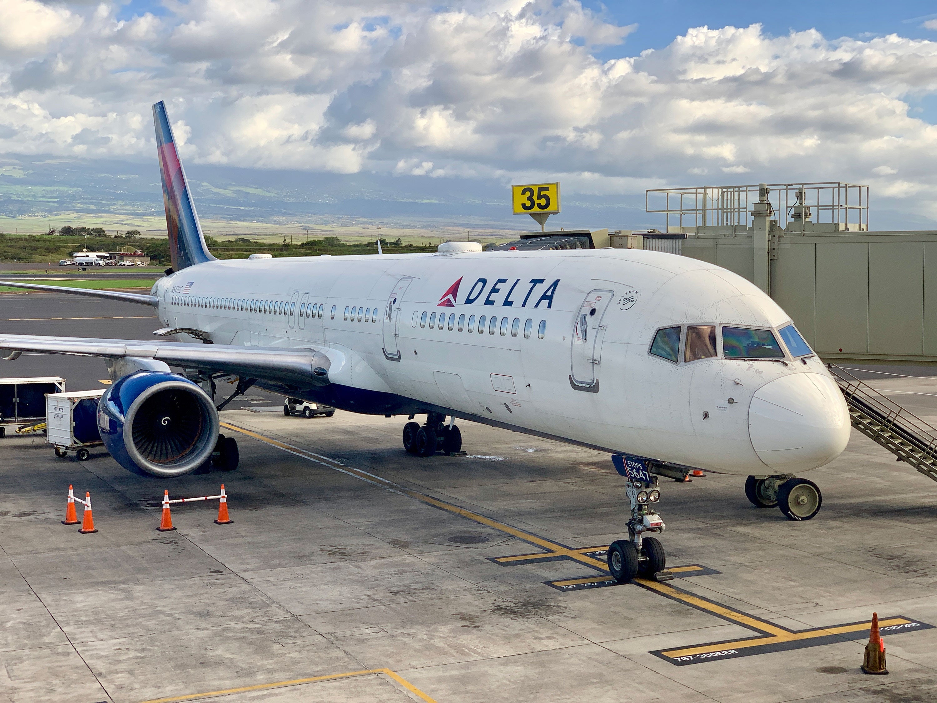 delta-plane-airplane-jet-maui-ogg-airport-kahului