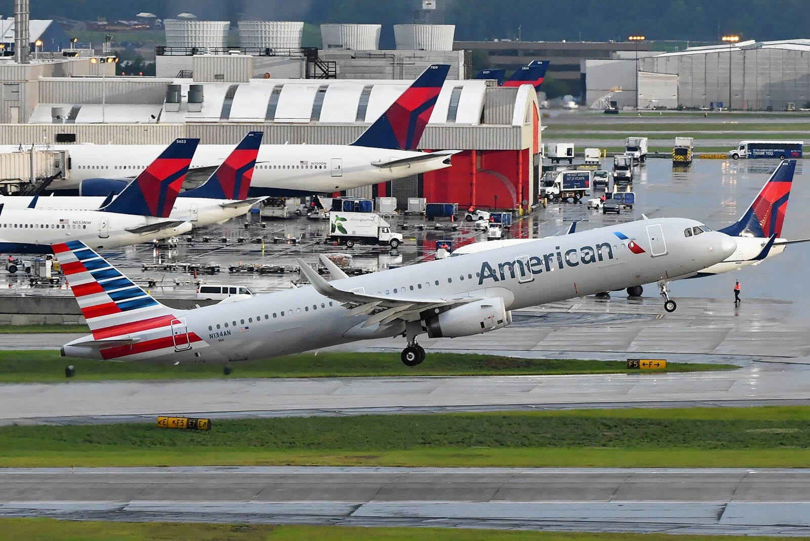 American Airlines Airbus A321 and Delta Atlanta