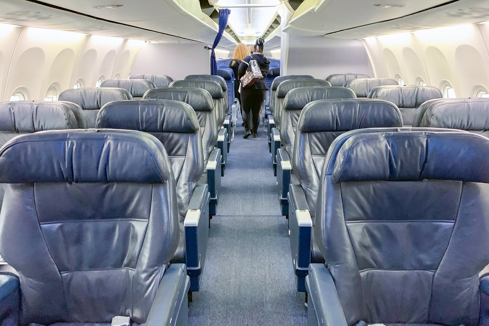 United 737-900ER Business First Class Review ZH