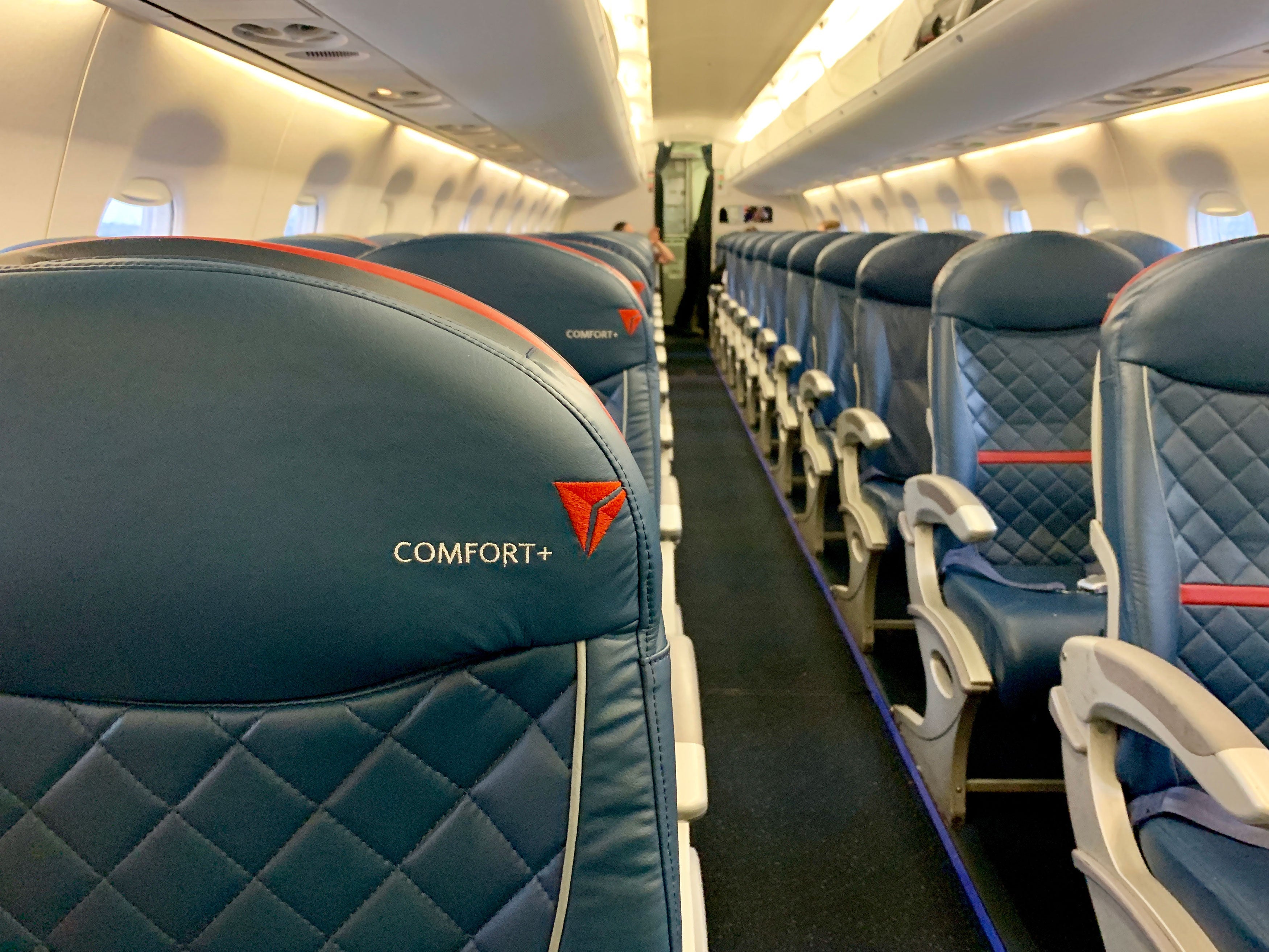 delta-comfort-plus-seating-e-175-regional-jet-lga