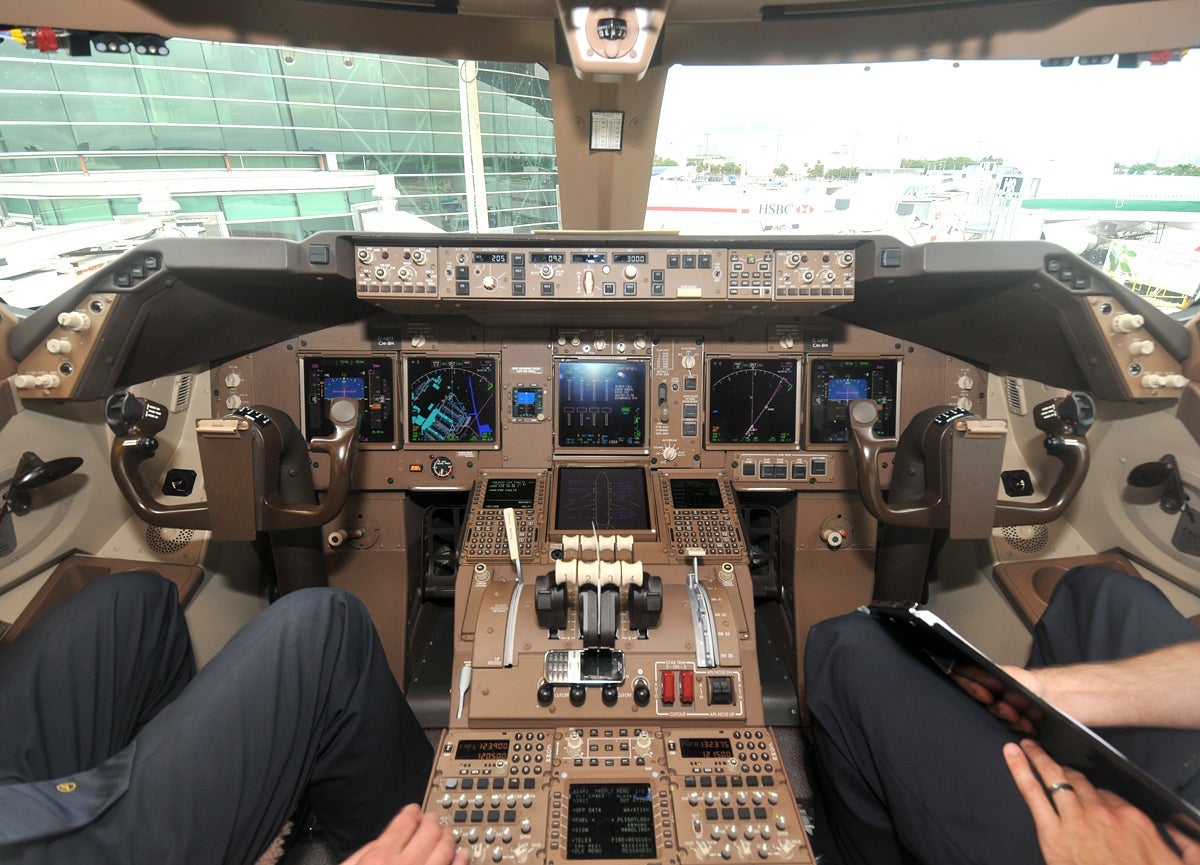 The flight deck of a 747-8