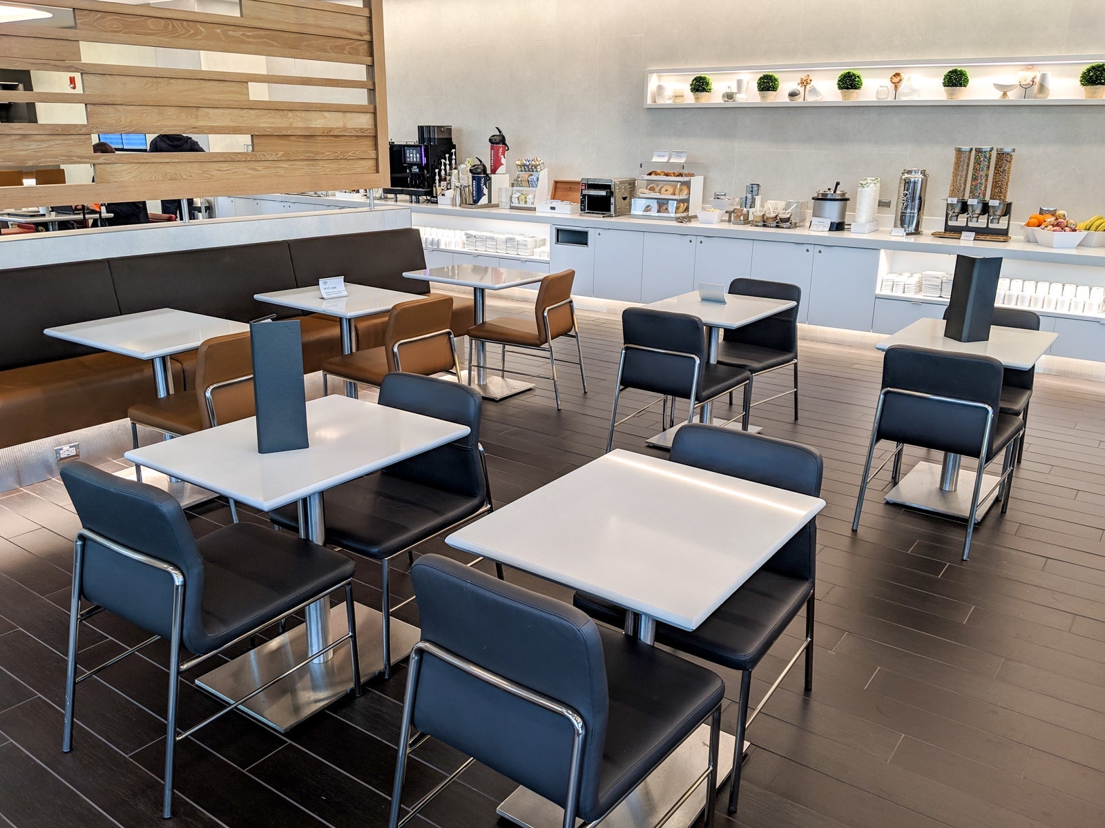 20190521_American A321t_Business_BOS-LAX_KGenter-admirals-club-dining