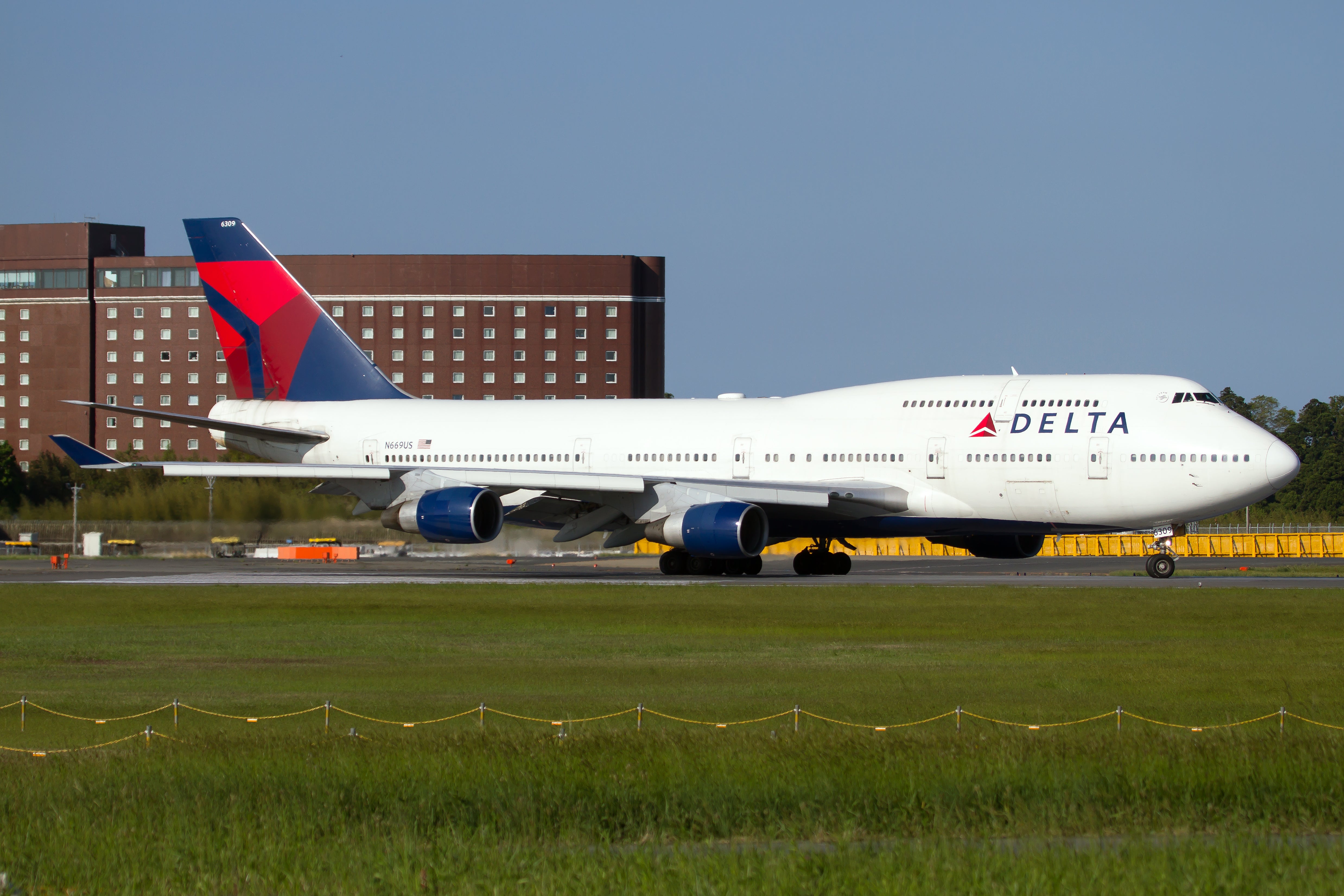 Delta Air Lines Boeing 747-400 ready to depart from Tokyo