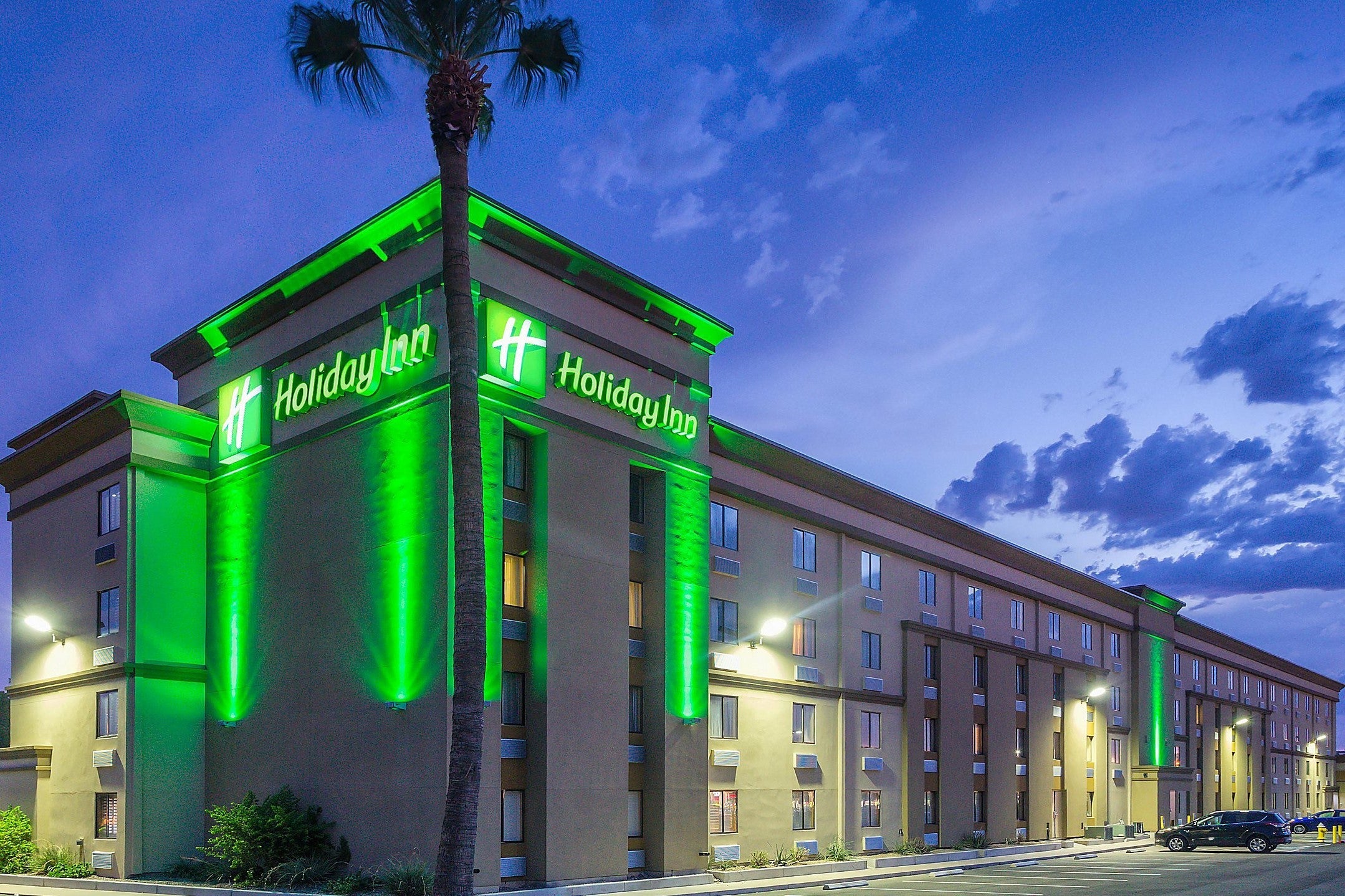 holiday-inn-phoenix-lights