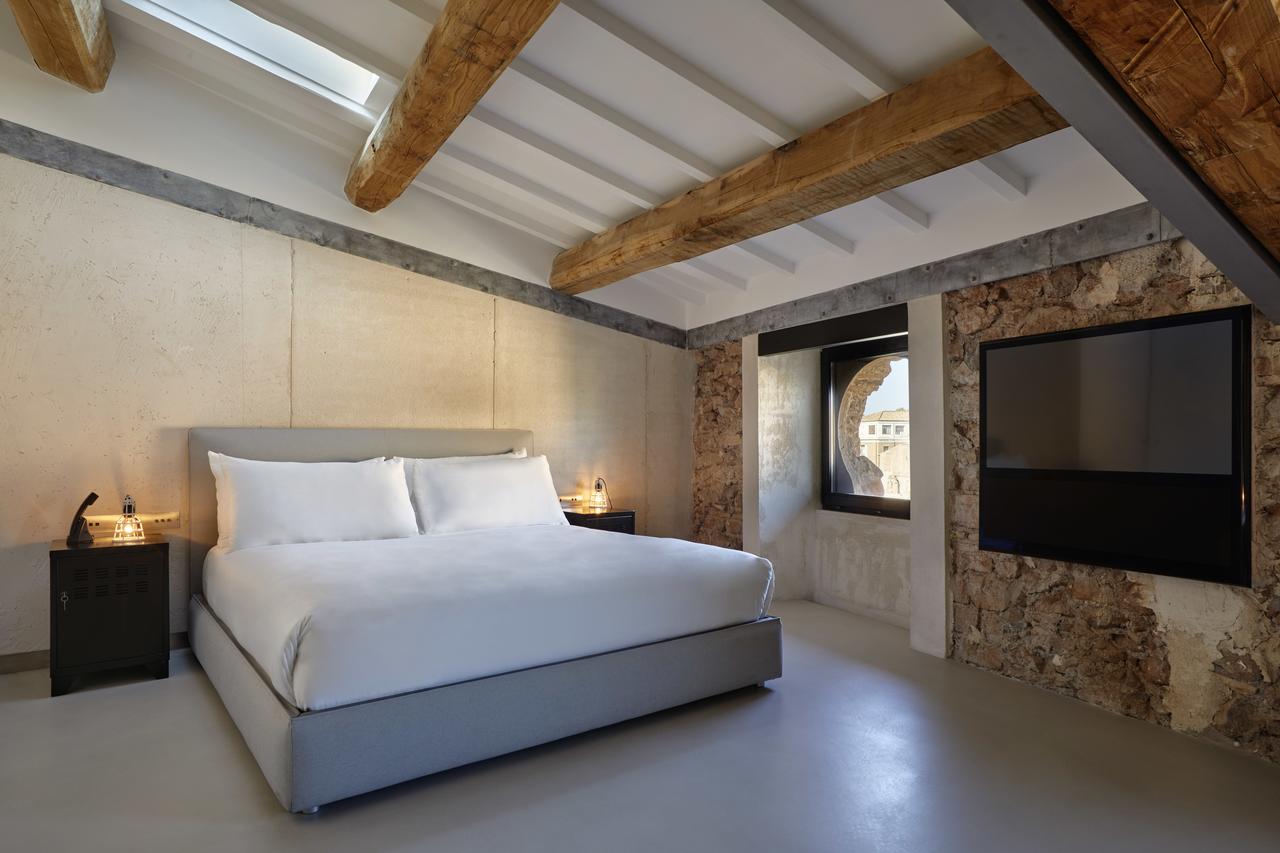 rooms of rome feature