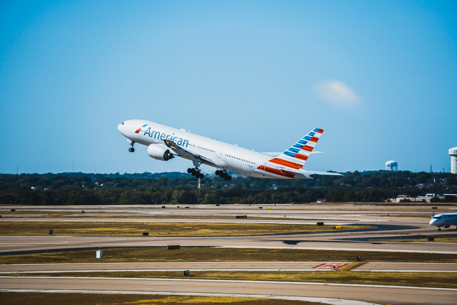 20191028_DFW Airport_American Airlines 777-200 taking off from DFW_JTGenter