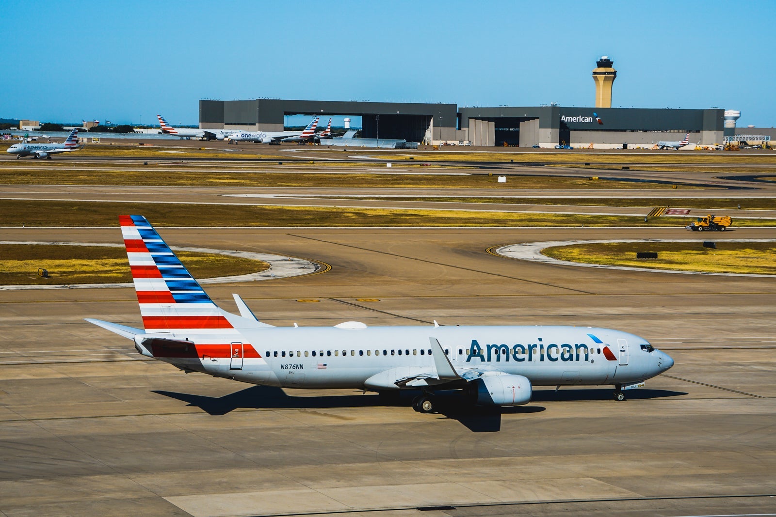 20191028_DFW Airport_American Airlines DFW 738 737-800 in front of maintenance base2_JTGenter