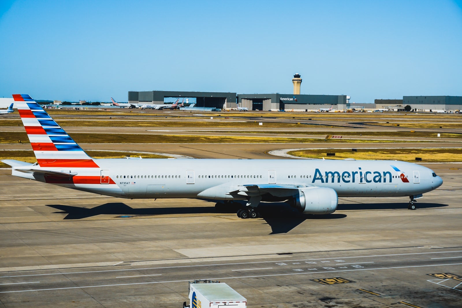 20191028_DFW Airport_American Airlines DFW 77W 777-300ER with maintenance base in background 1_JTGenter