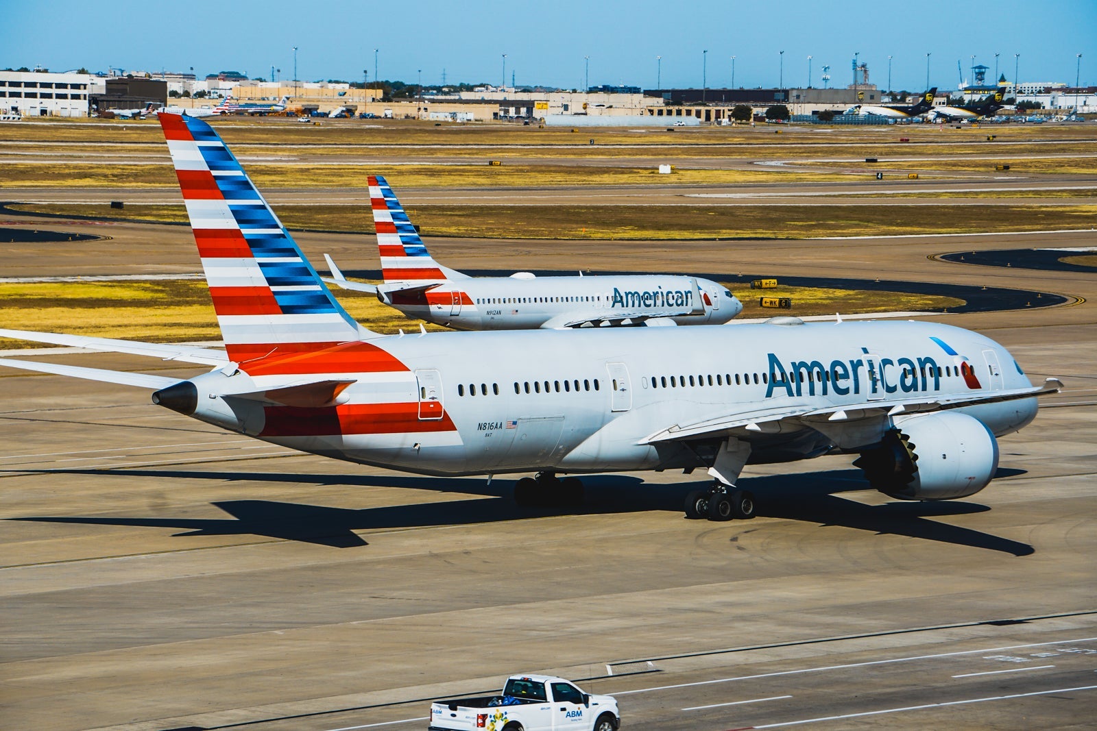 20191028_DFW Airport_American Airlines aircraft at DFW including 737 and 787 2_JTGenter