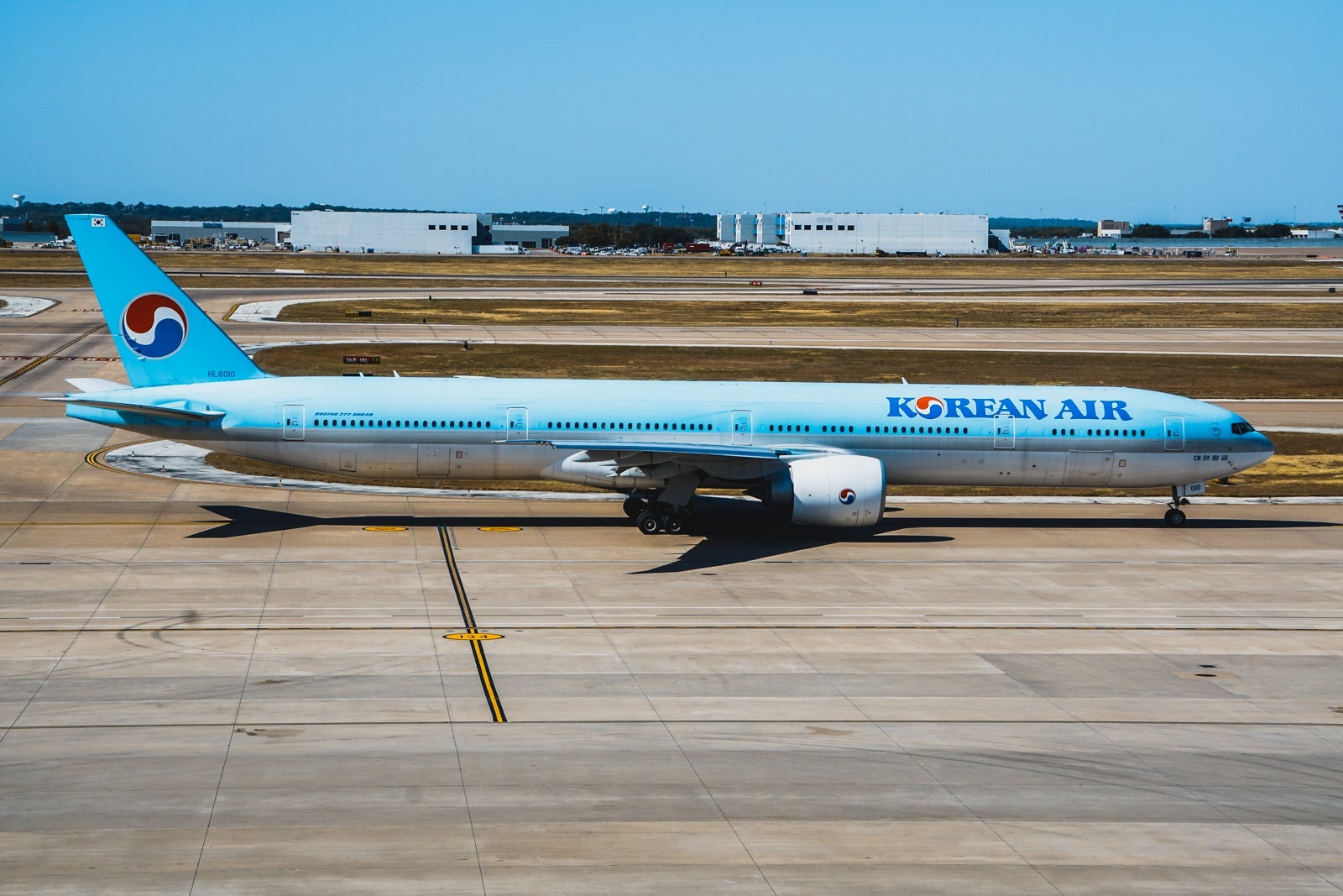 20191028_DFW Airport_Korean Air 777-300ER 77W taxiing in DFW 2_JTGenter