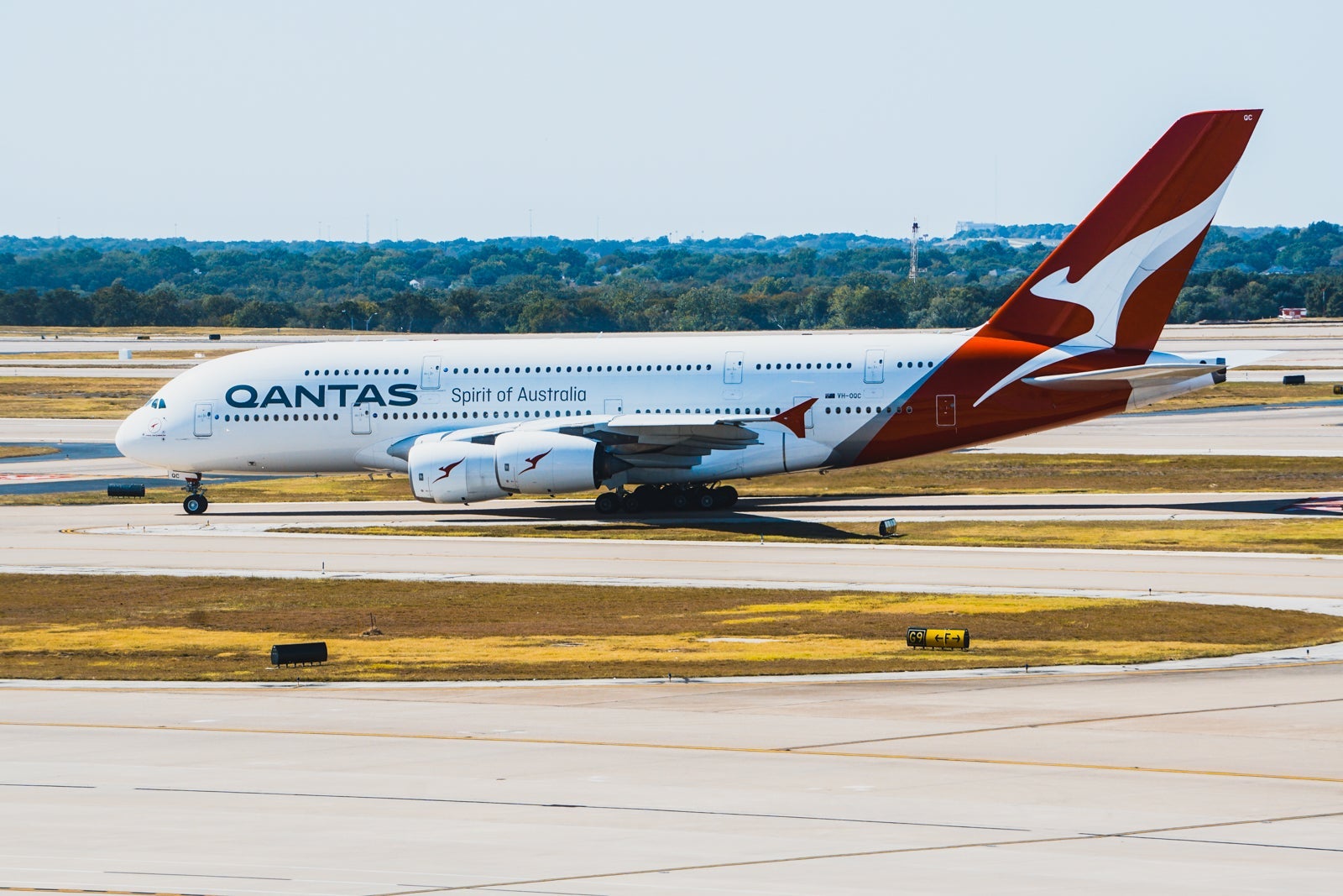 20191028_DFW Airport_Qantas A380 taxiing in DFW 9_JTGenter