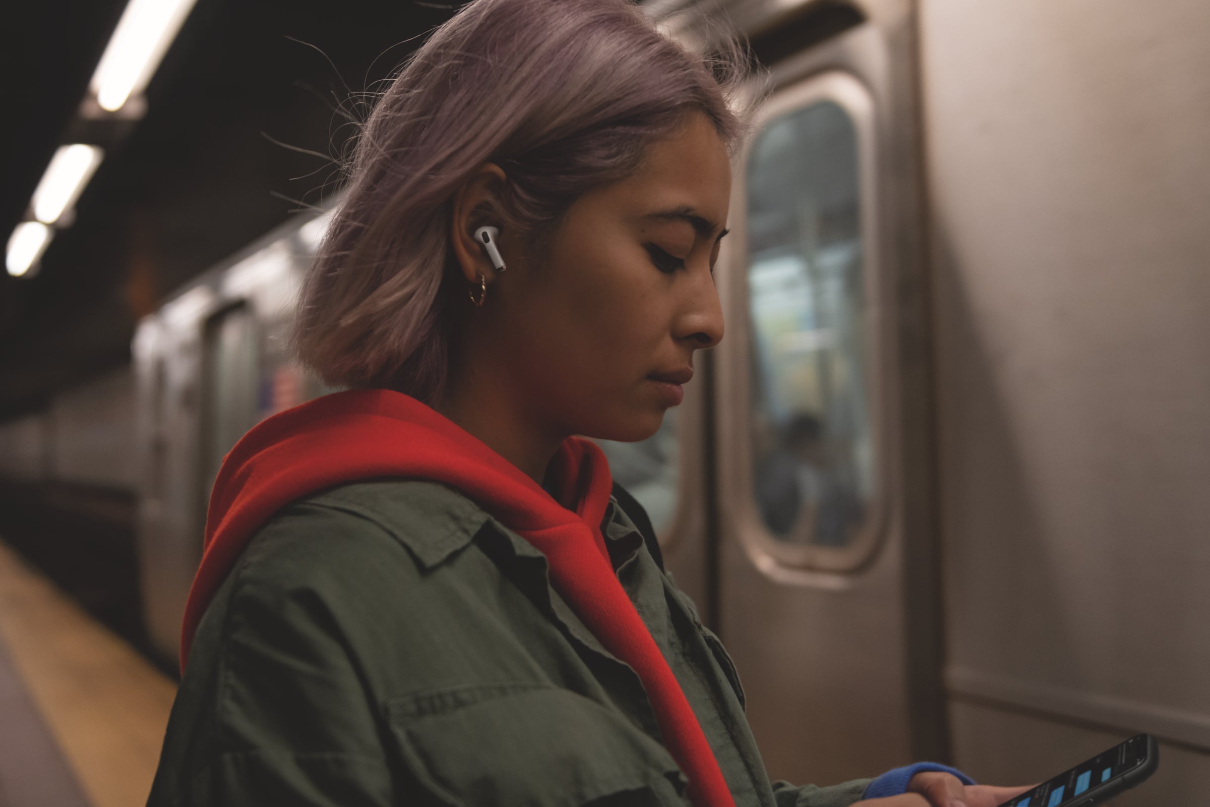 Apple_AirPods-Pro_Lifestyle_102819-PRINT