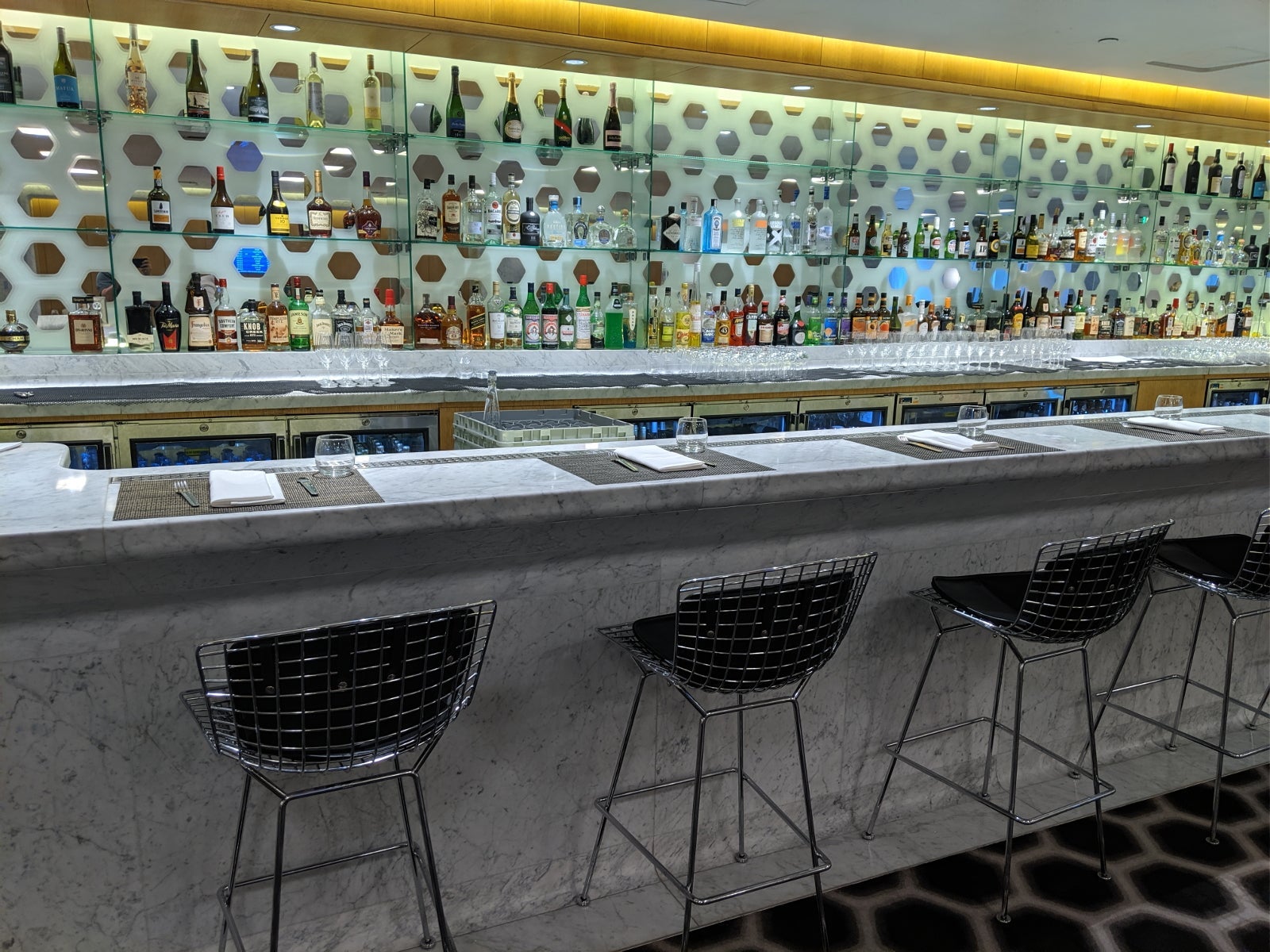 20190626_qantas-first-lounge-lax-kgenter-bar-2