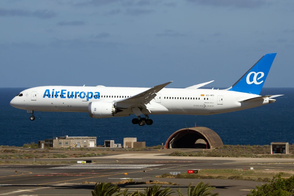 Air Europa Boeing 787-900 dreamliner about to land at Las