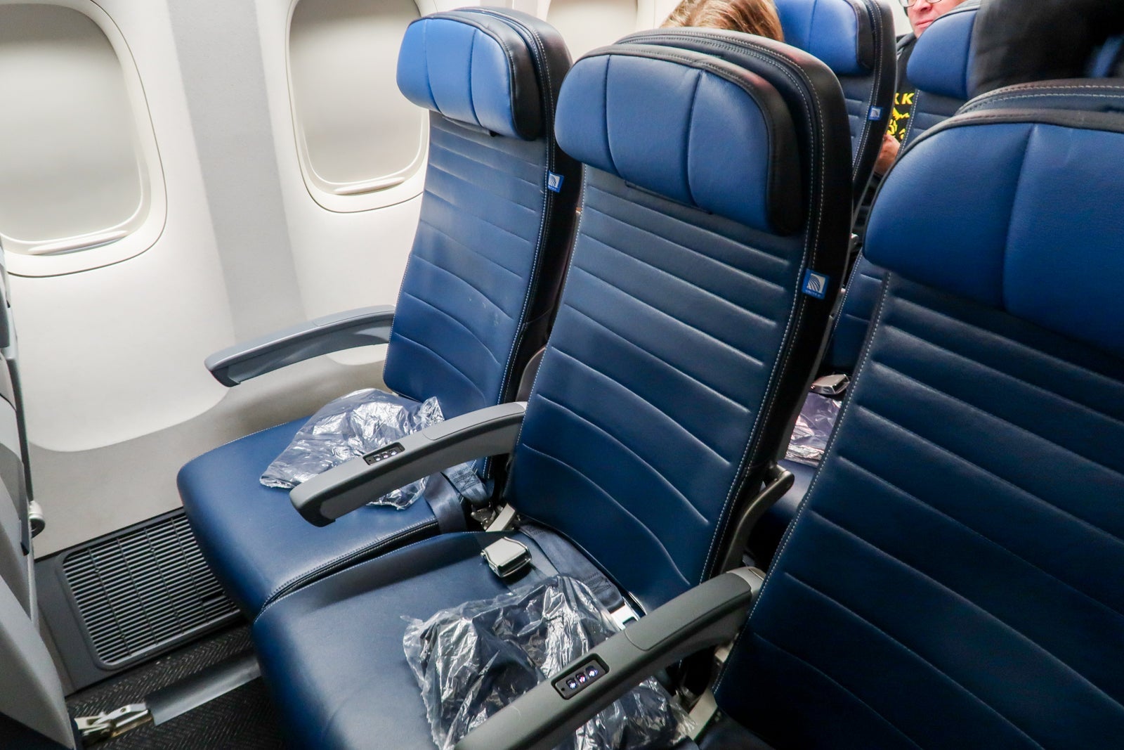 United 704 B772 Y EWR-LAX