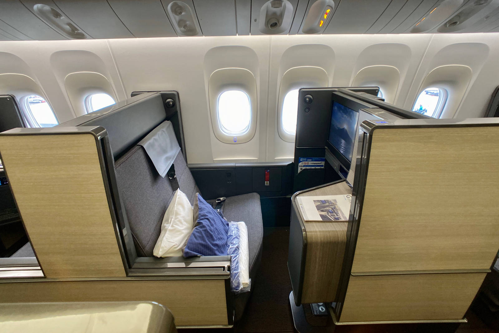 ANA_777_New_Business_Class_The_Room_Zach_Griff_ZGriff - 32