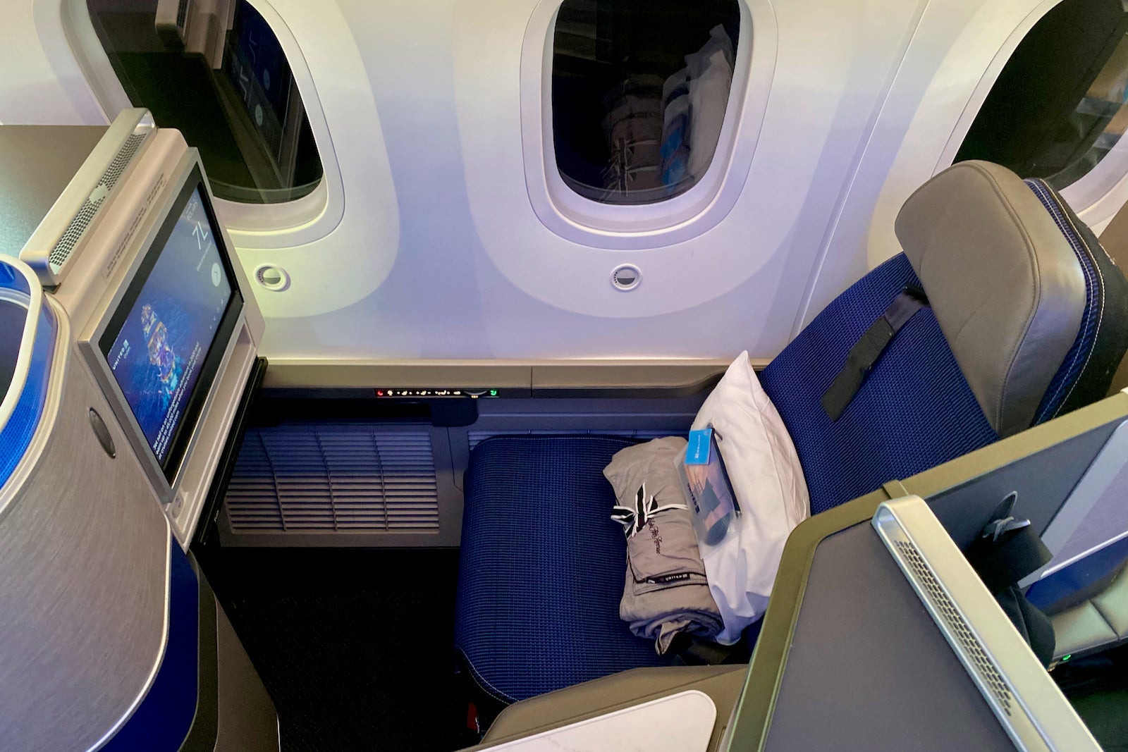 United Boeing 787-10 Polaris EWR LAX Zach Griff - 36