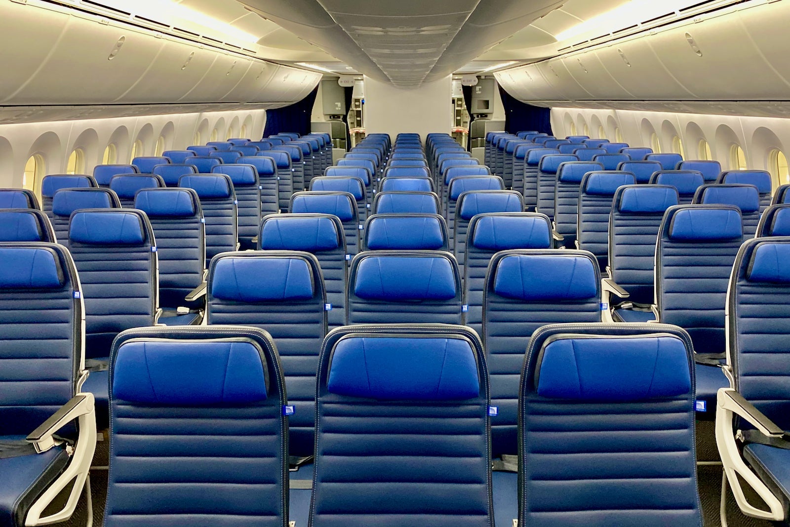 United Dreamliner Polaris Premium Plus Economy Cabins Zach Griff - 33