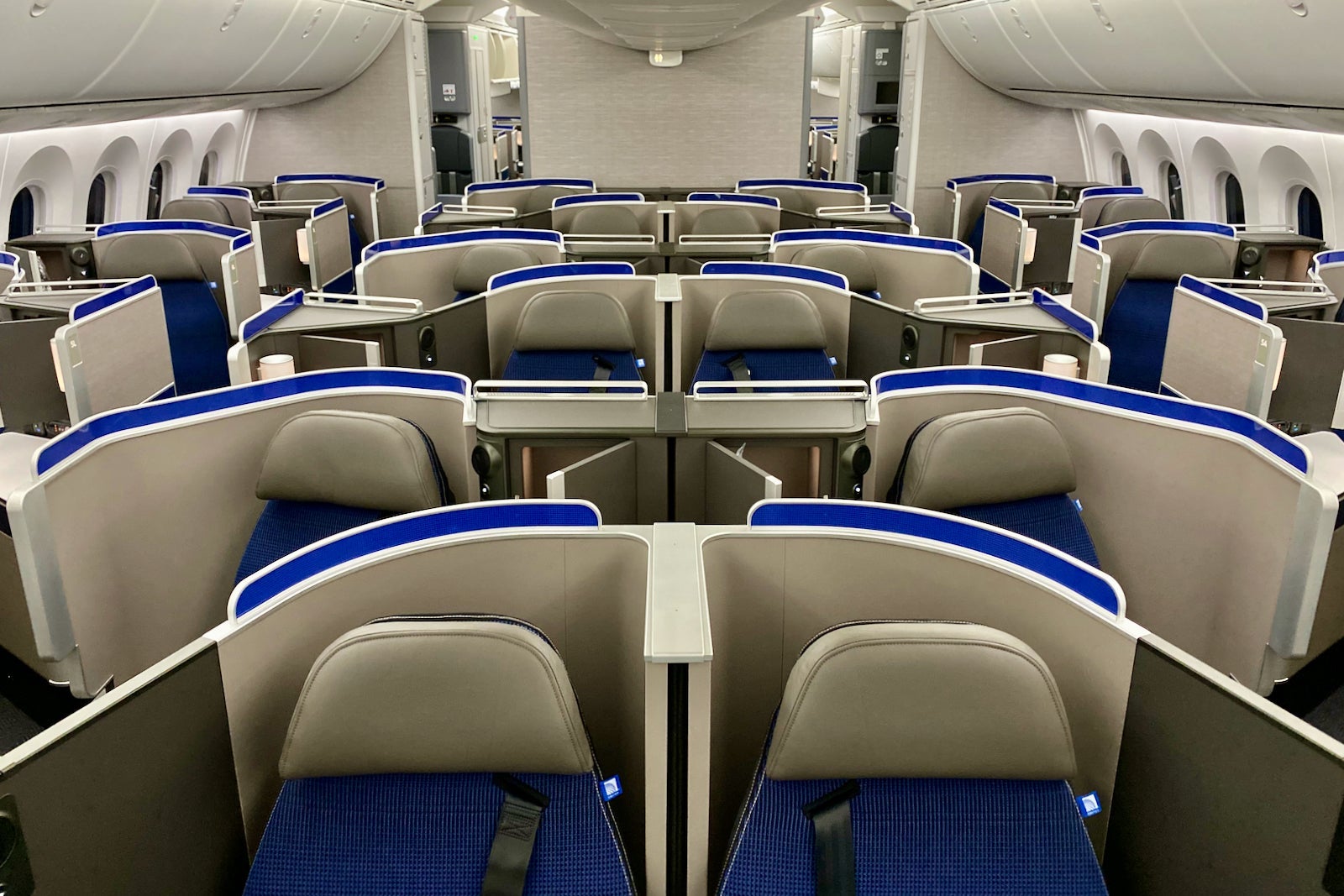 United Dreamliner Polaris Premium Plus Economy Cabins Zach Griff - 7