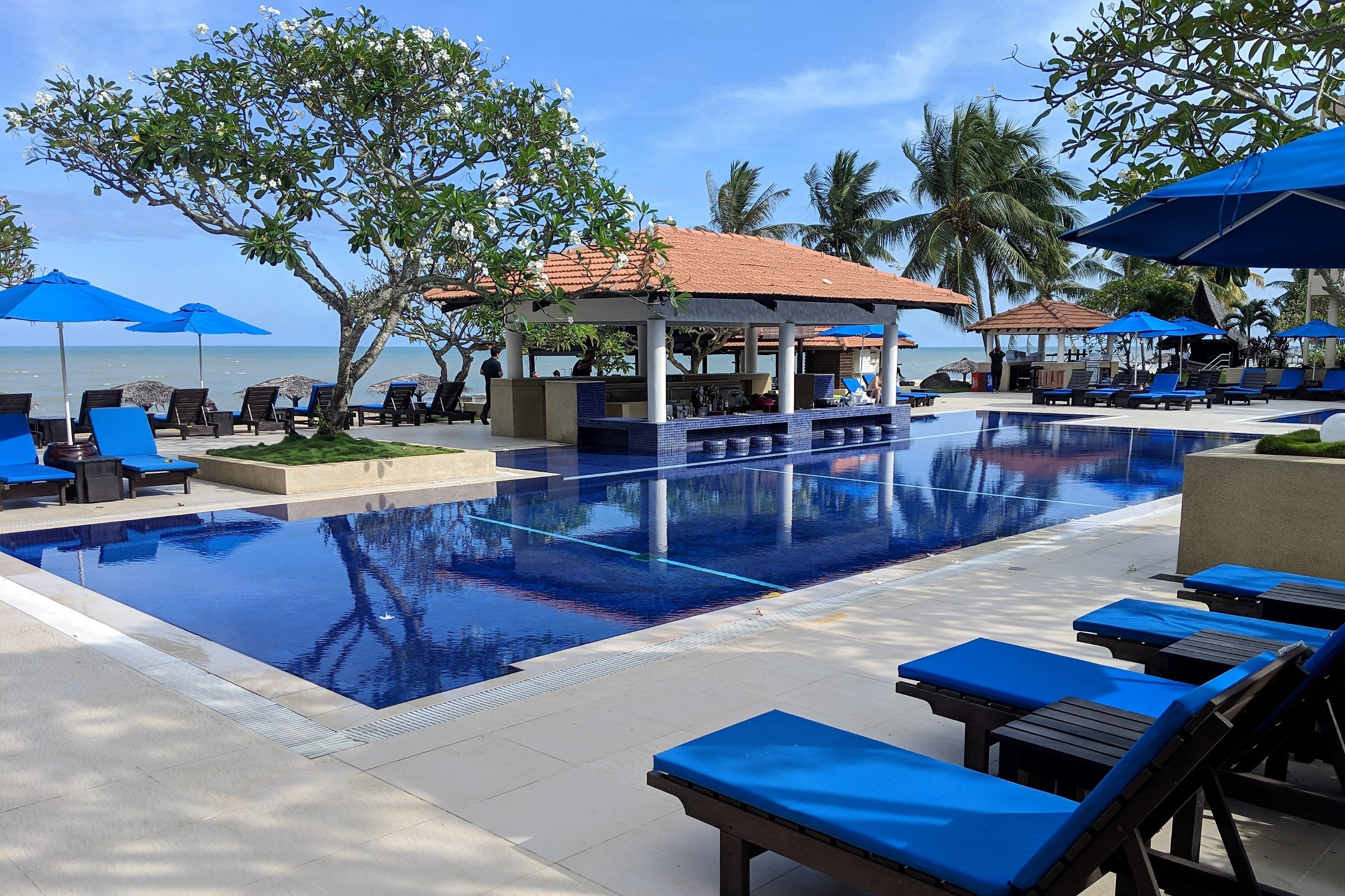 hyatt-kuantan-resort-swim-up-bar