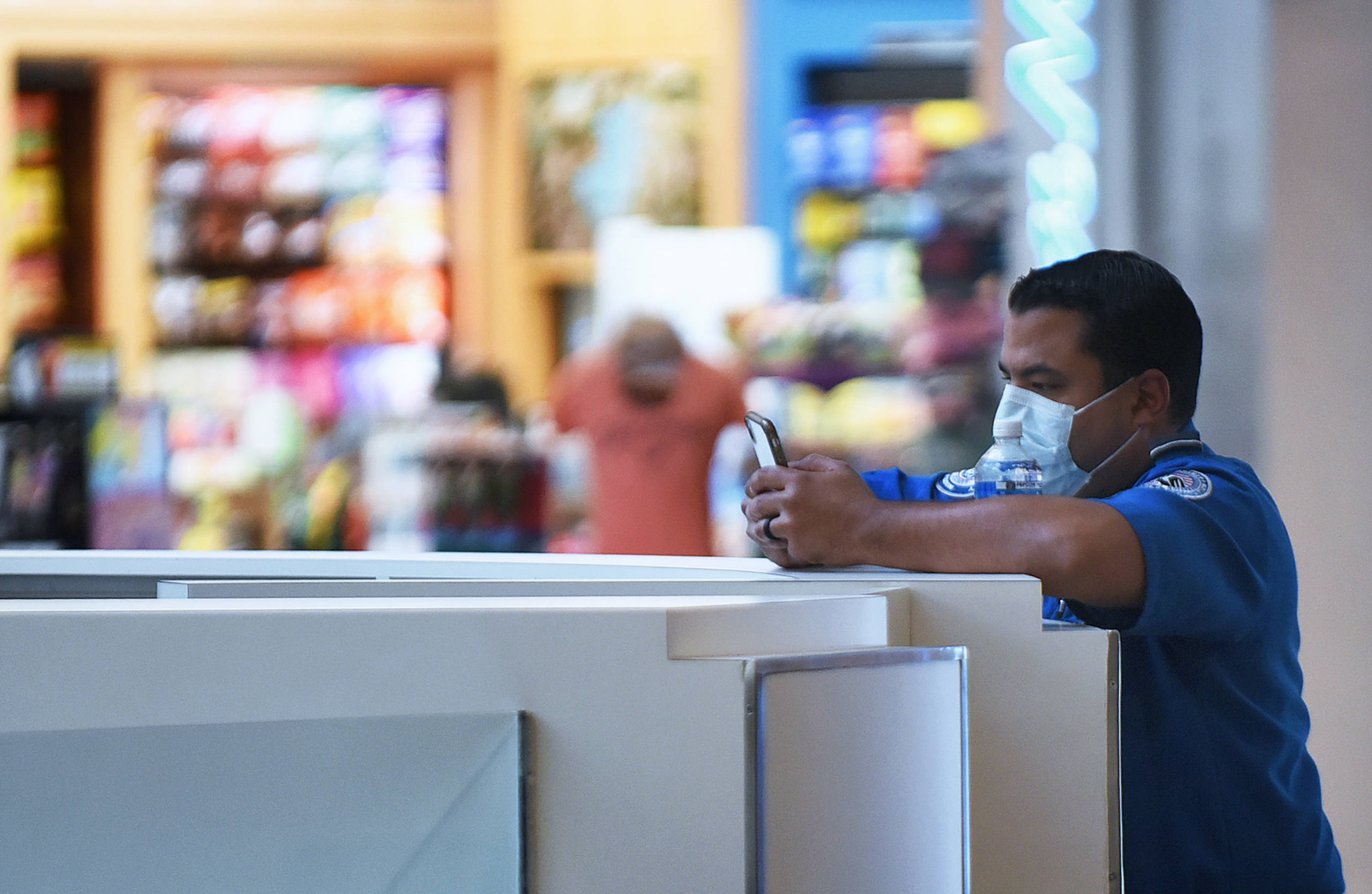 TSA Officers Contract COVID-19 in Orlando, US