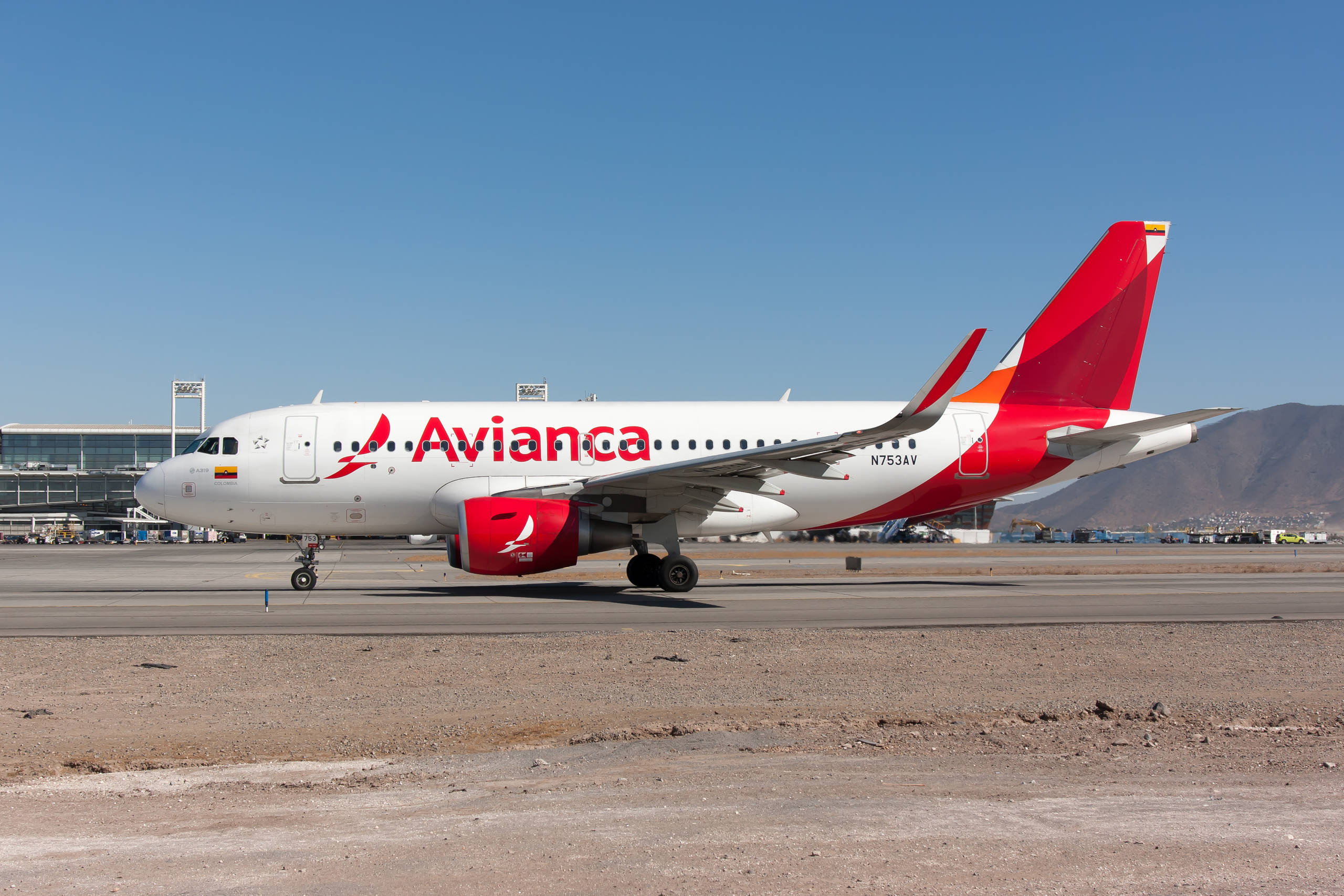 An Avianca Airbus 319 taxiing at Santiago airport