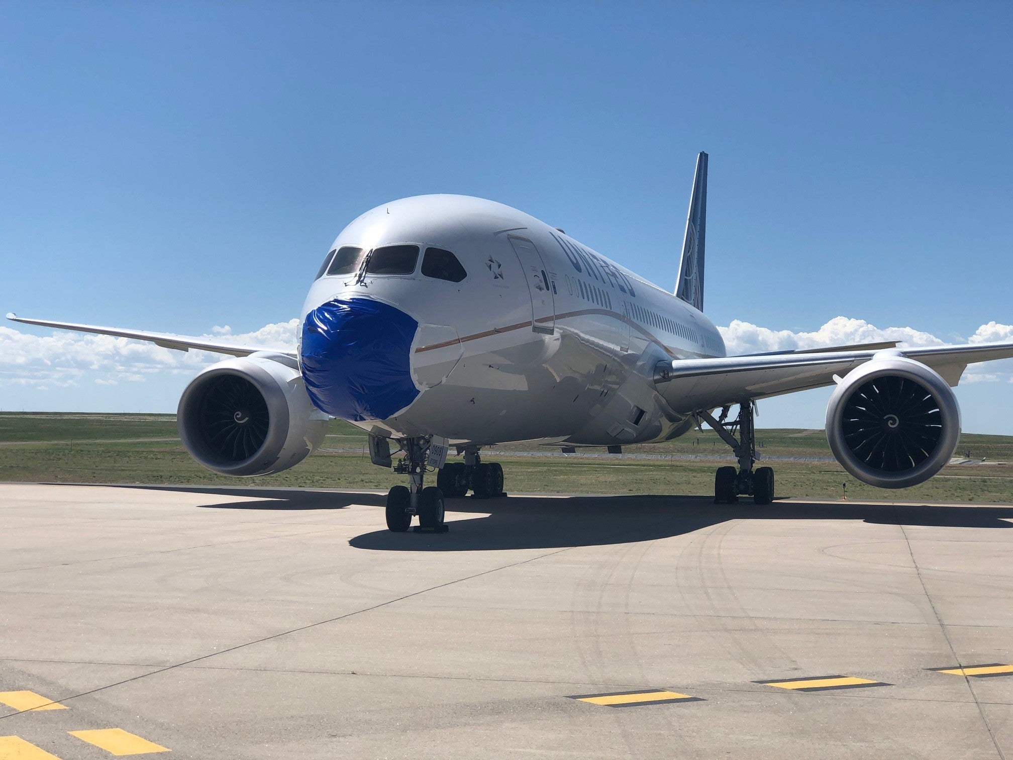 United 787 with mask in Denver_2