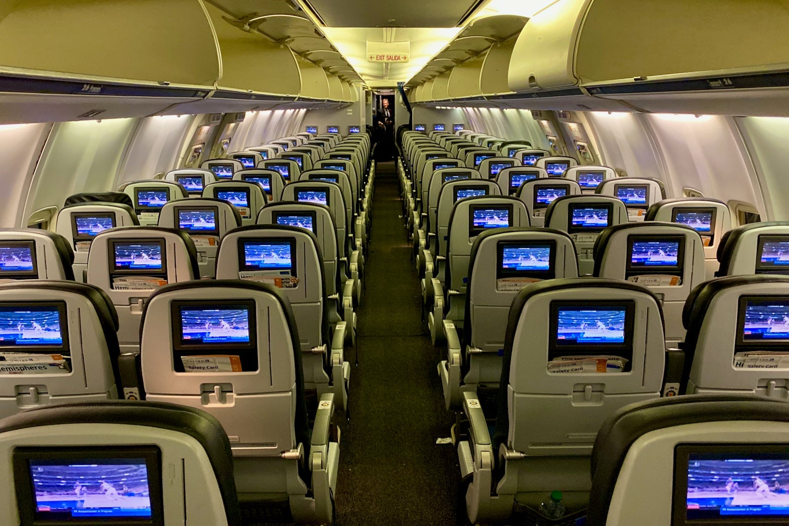 United Airbus A320 Economy Zach Griff - 1