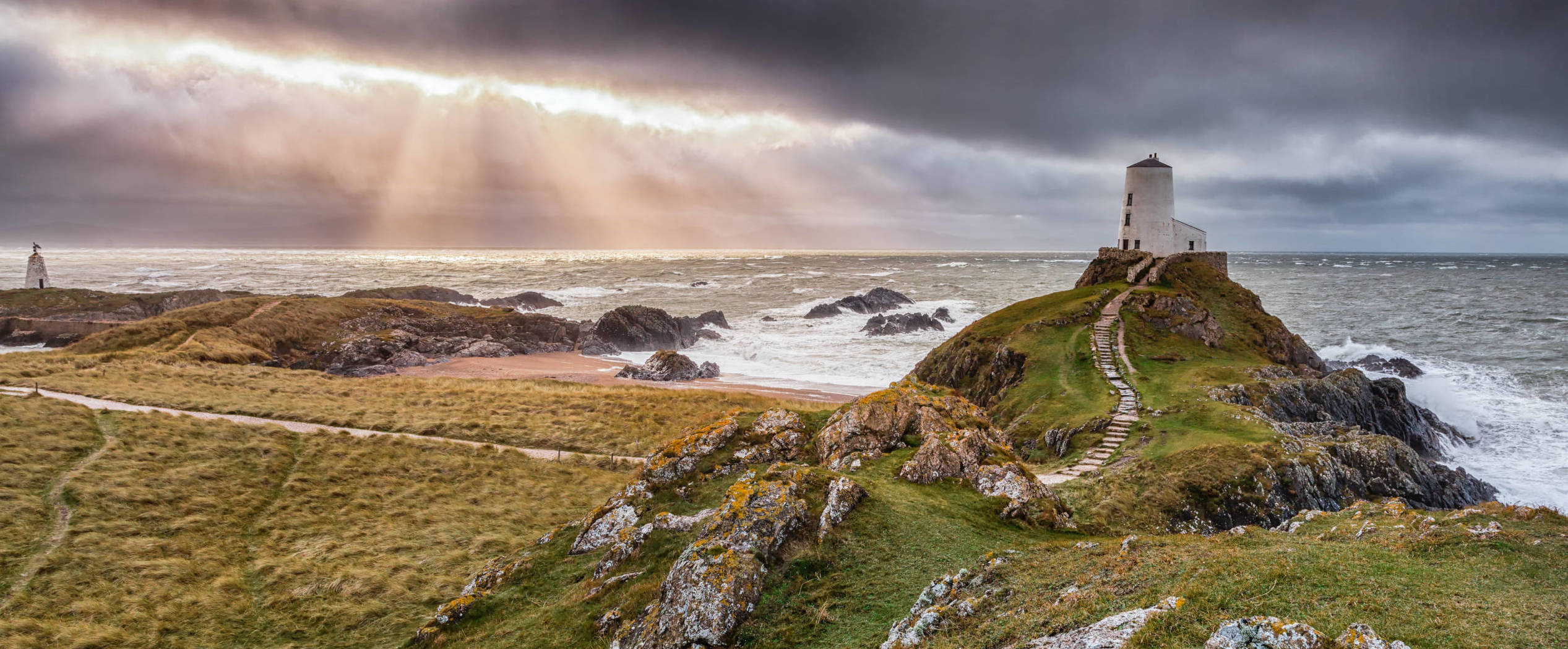 Tearing the sky over Ynys