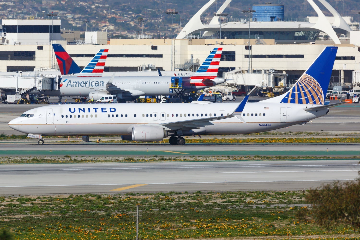United 737 on LAX Runway
