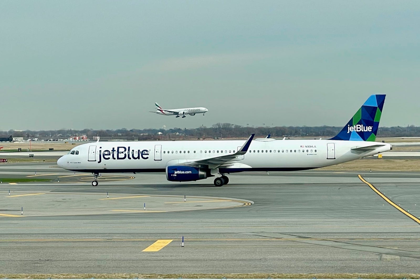 JetBlue Airbus A321 Emirates landing Zach Griff