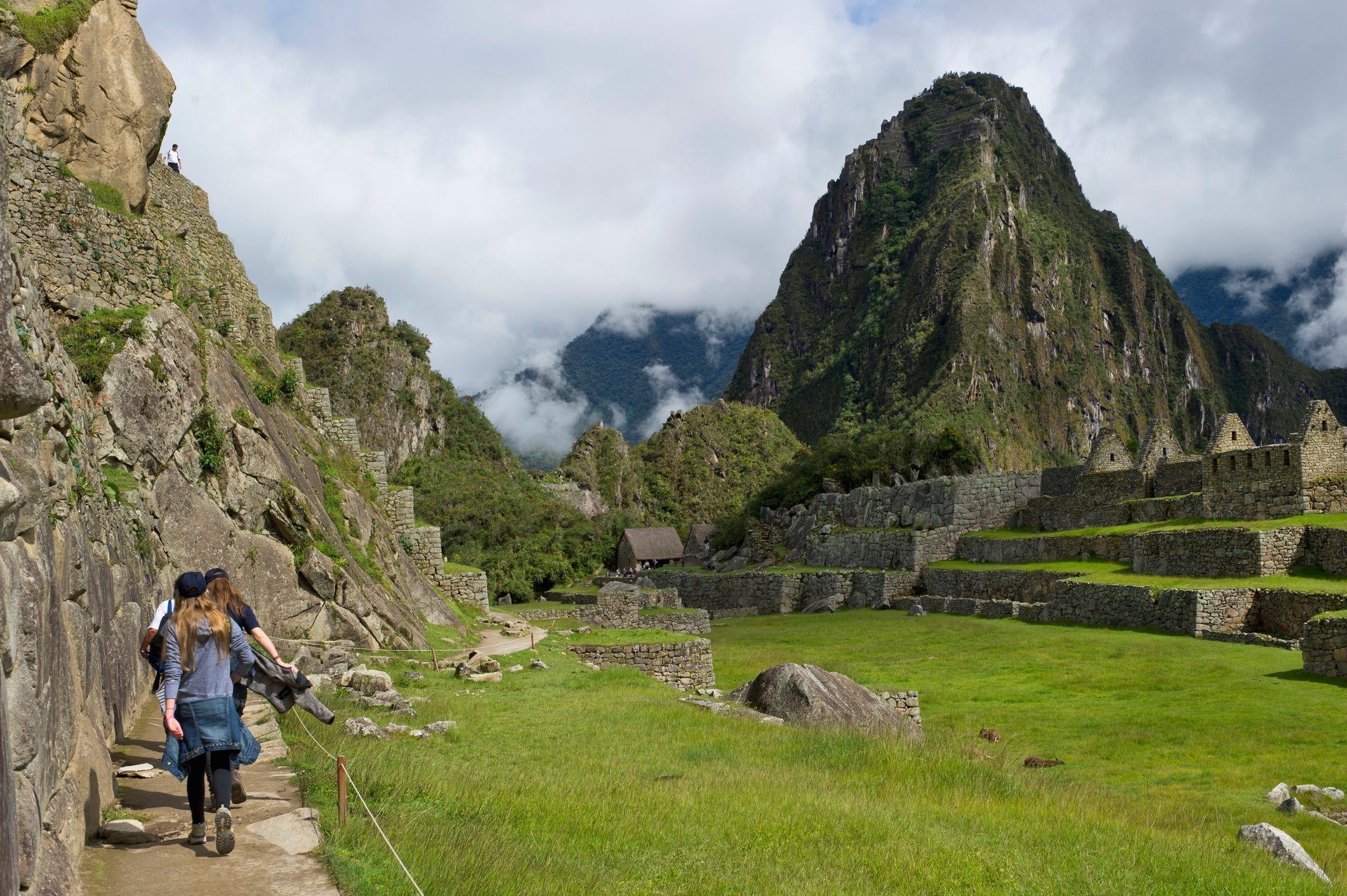Teens-hiking-Machu-Pichu