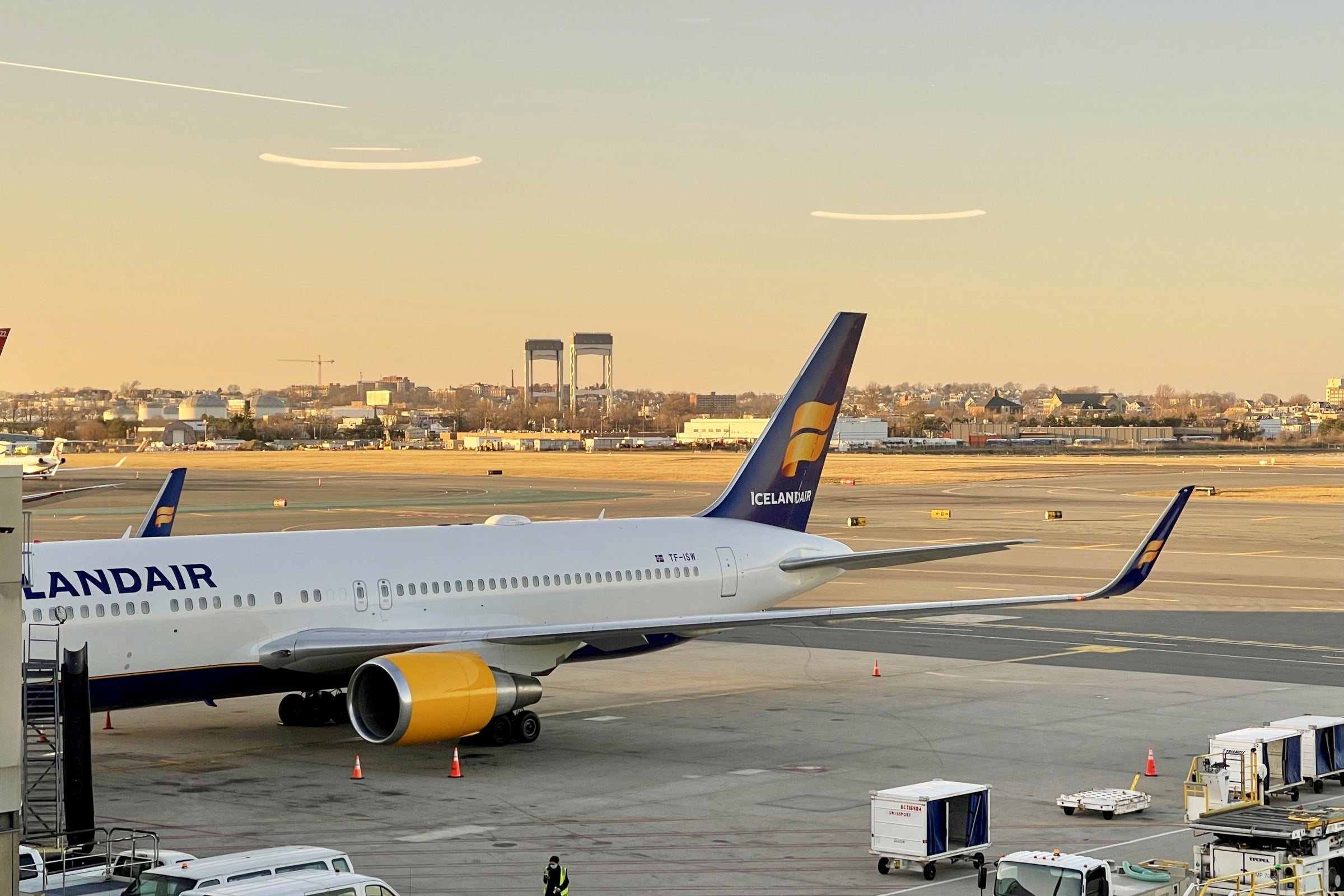 Icelandair 767 at BOS
