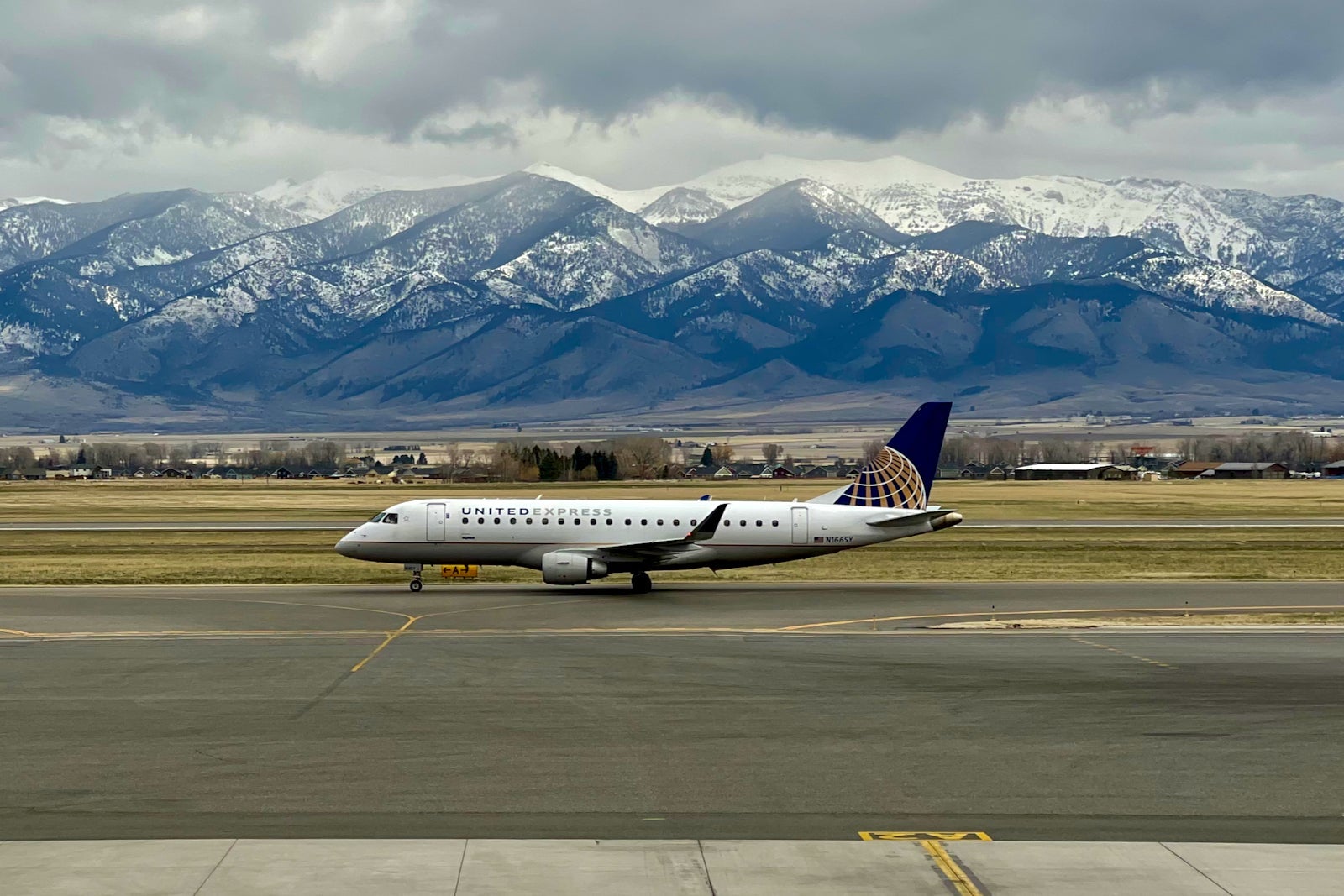 United Express Embraer 175 Bozeman Zach Griff - 1
