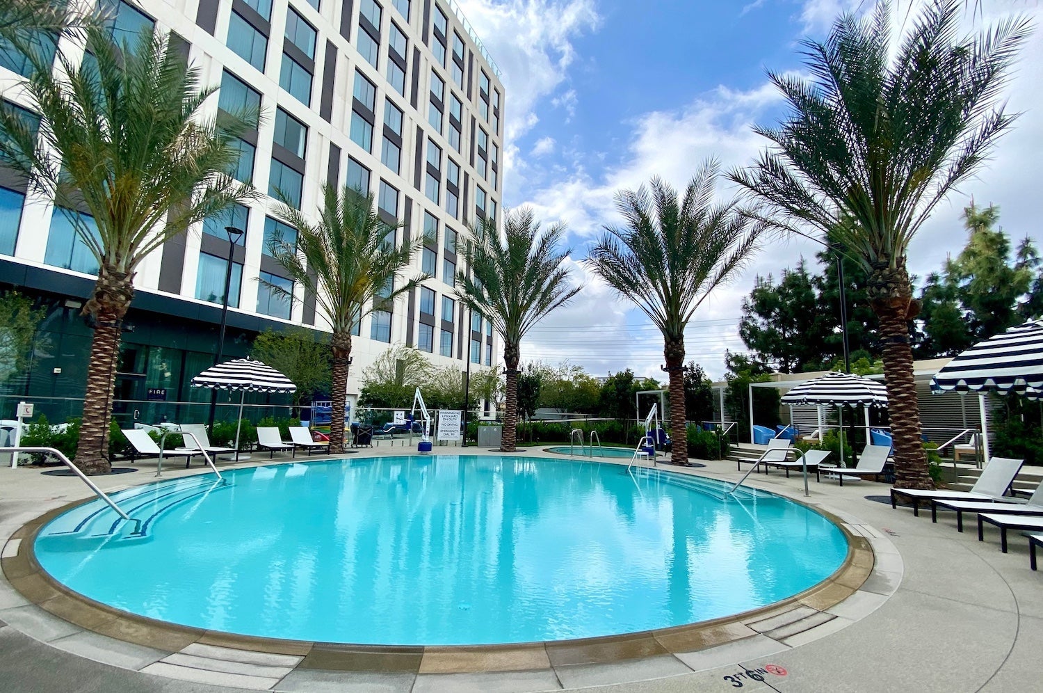 Radissonn Blu Anaheim pool