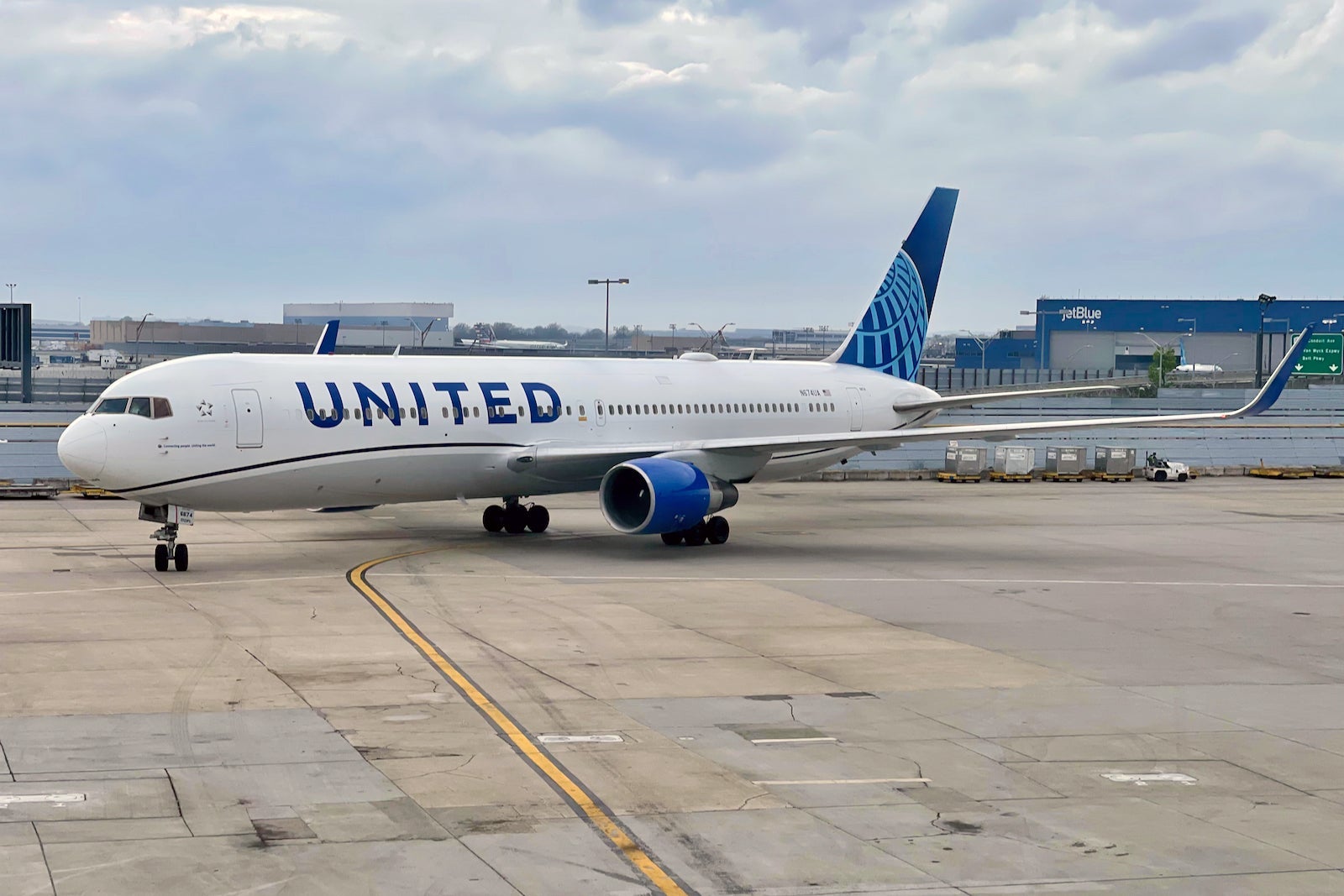 United Airlines Boeing 767-300 High J LAX JFK Zach Griff - 38