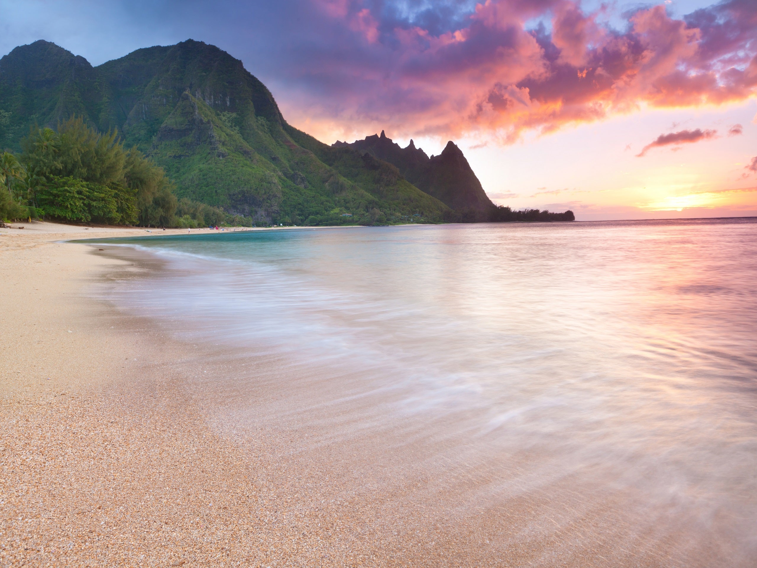 Kauai-tunnels Beach in Hawaii at sunset