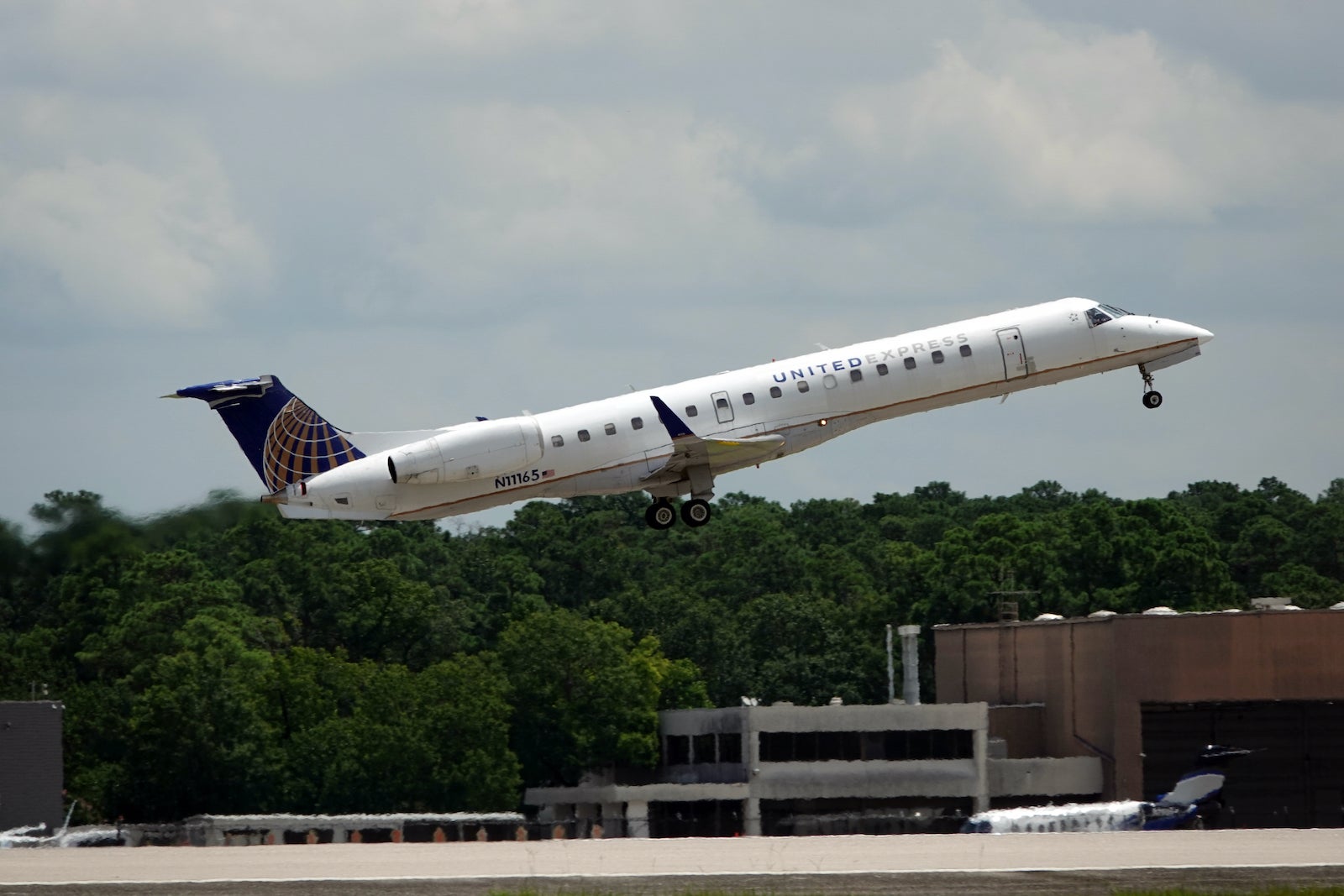 United Express Embraer 145