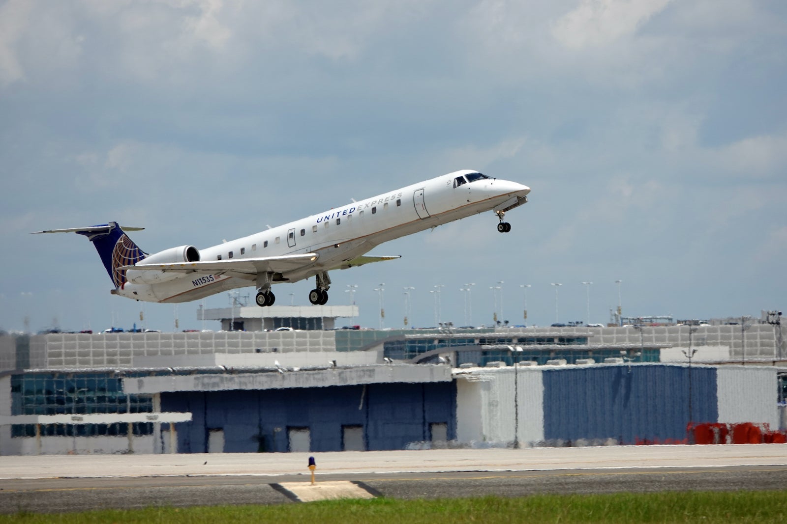 United Express Embraer 145