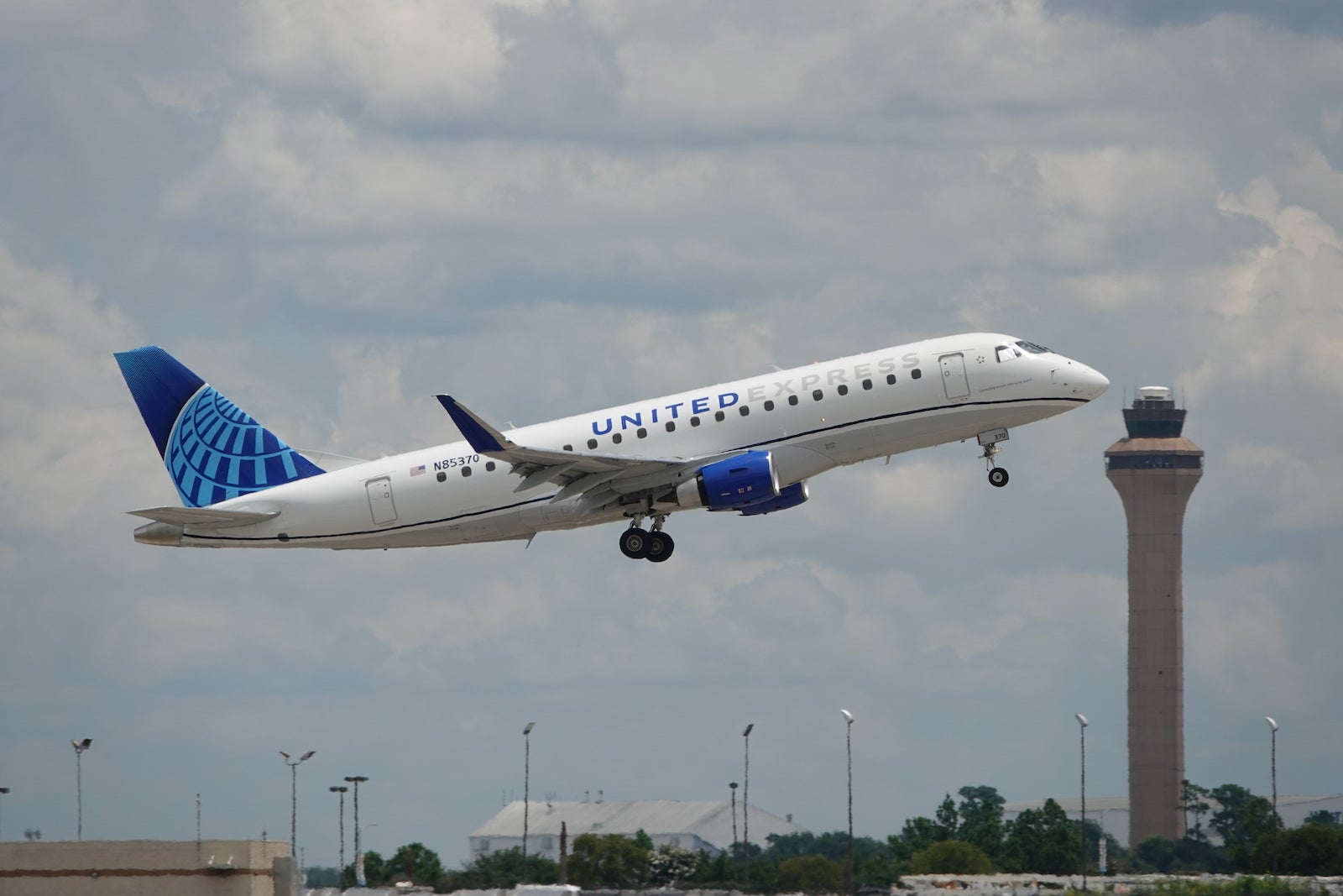 United Express Embraer 175