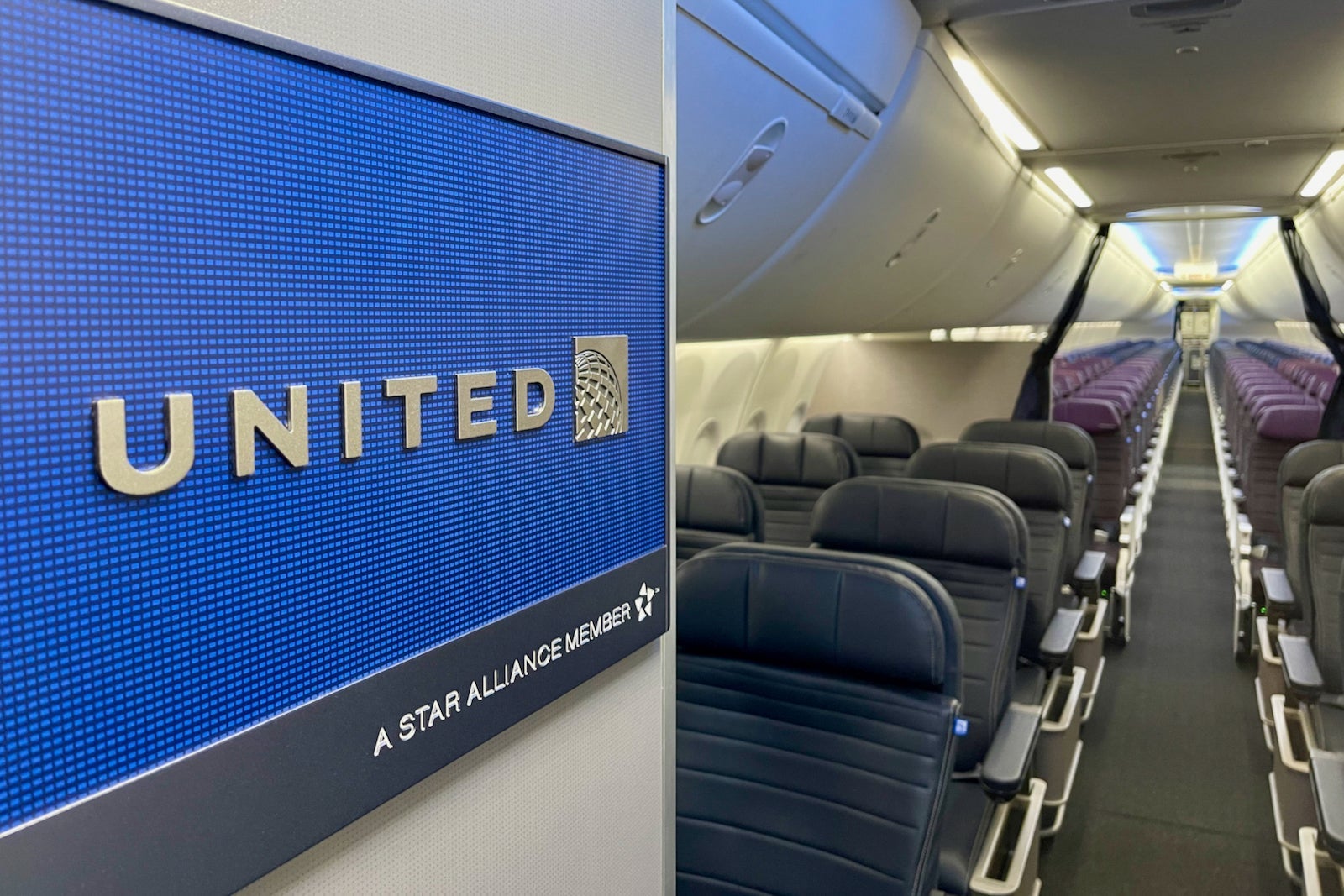 United-Boeing-737-MAX-8-New-Interior-Zach-Griff-66-1