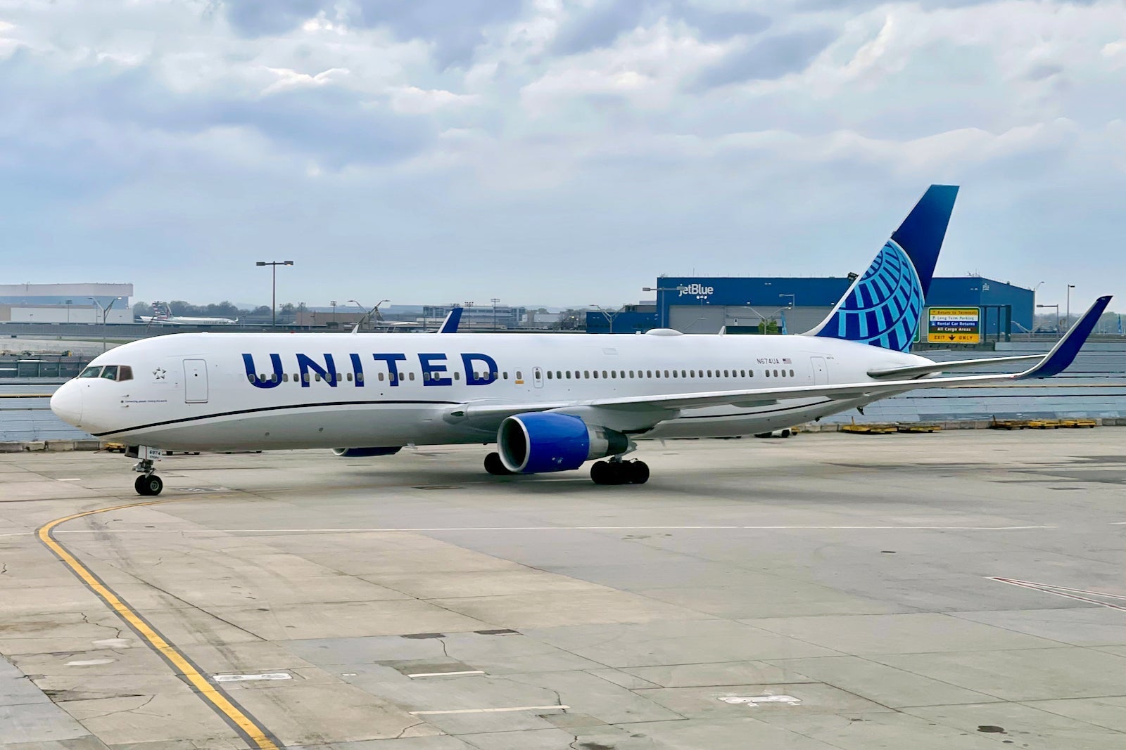 United-Airlines-Boeing-767-300-High-J-LAX-JFK-Zach-Griff-37