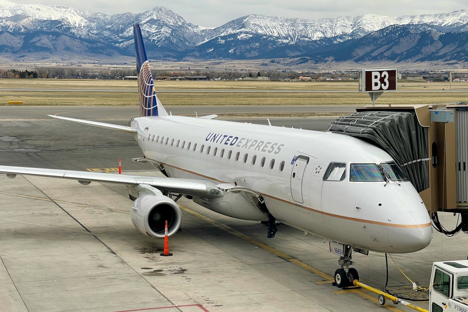 United-Express-Embraer-175-Bozeman