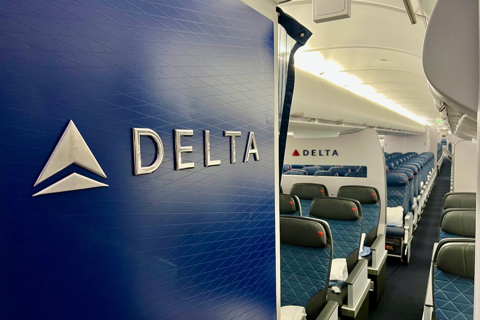 Delta Retrofitted Airbus A330-300 Delta One Premium Select Comfo