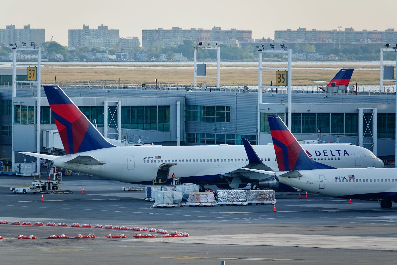 Delta Planes JFK